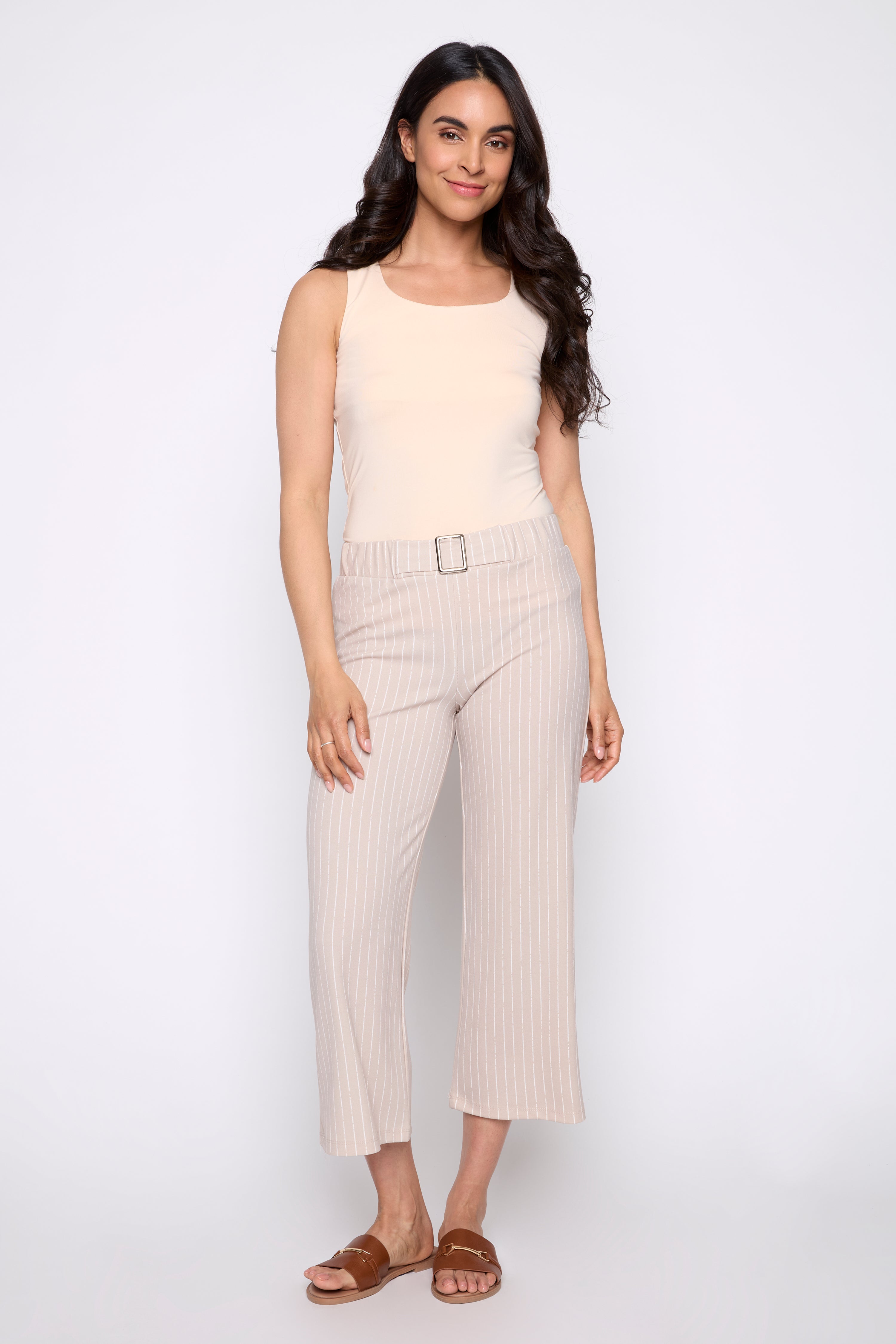 Le pantalon rayé à jambes droites avec boucle