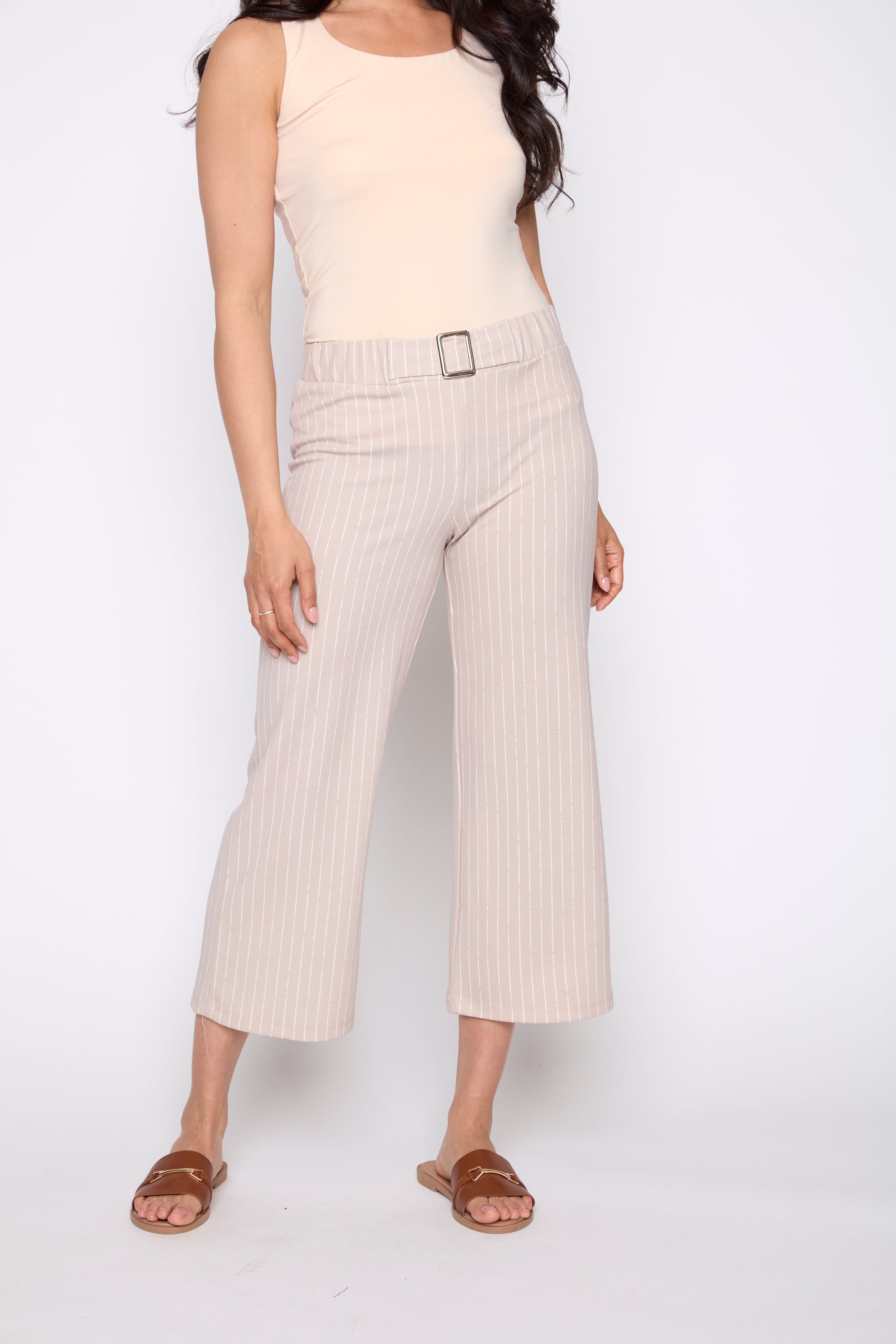 Le pantalon rayé à jambes droites avec boucle