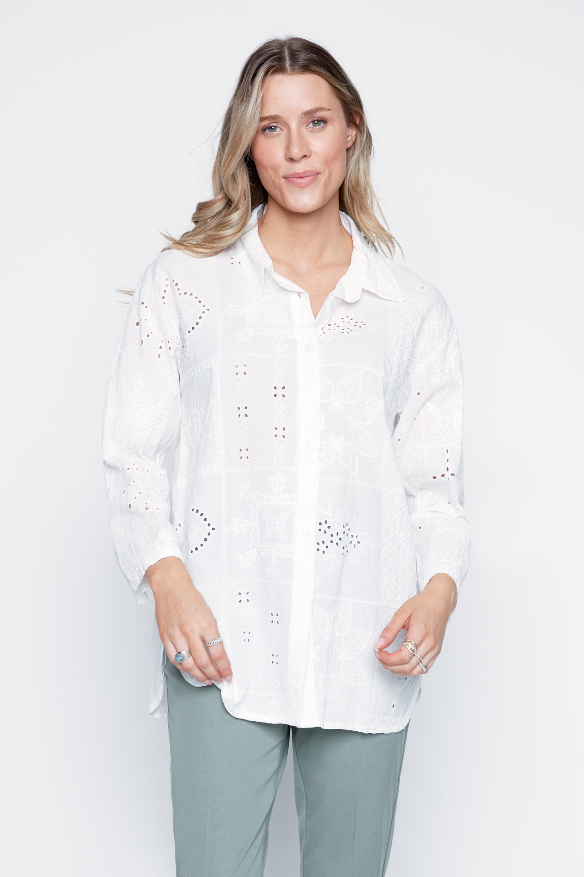 La blouse en coton brodée d'œillets