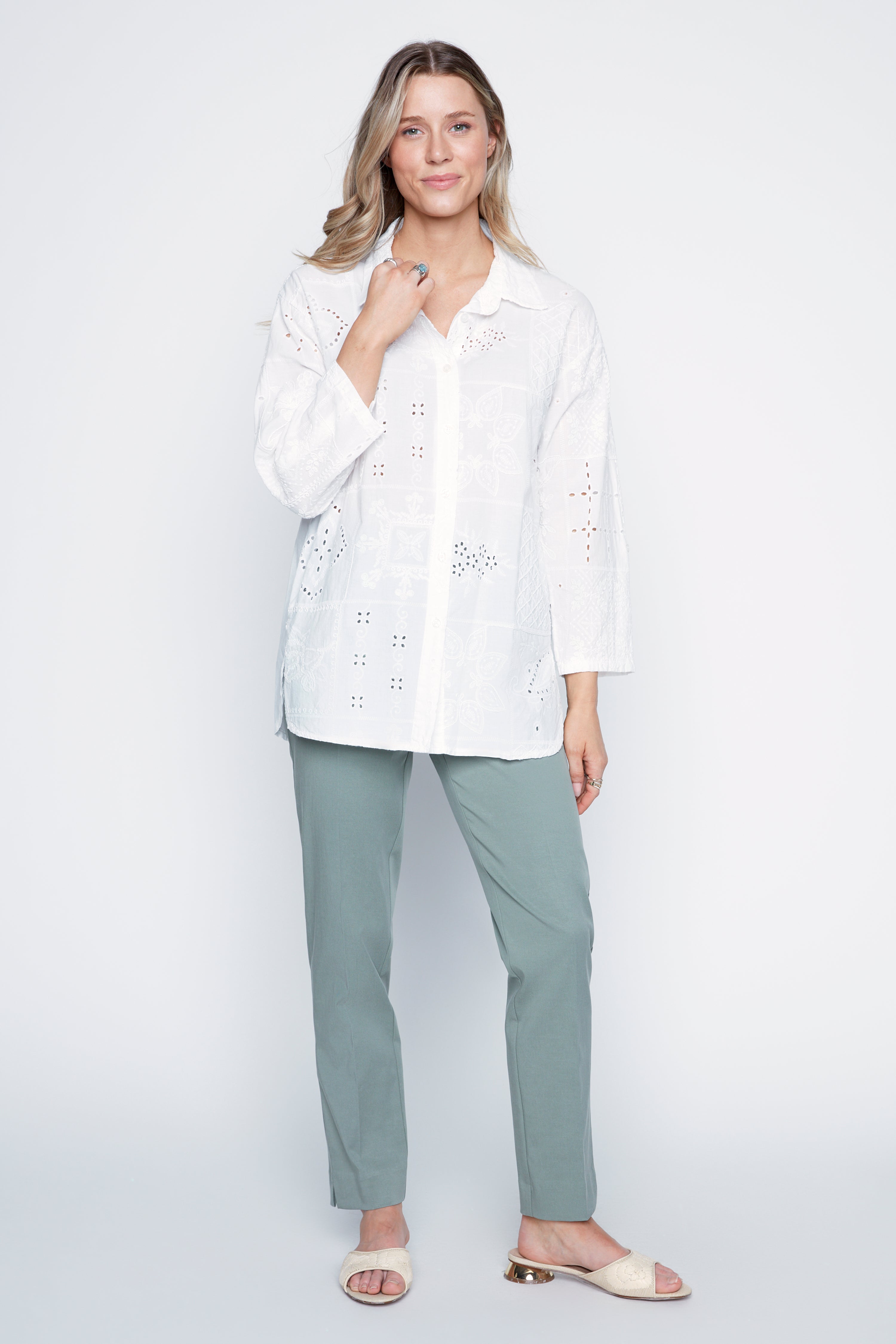 La blouse en coton brodée d'œillets