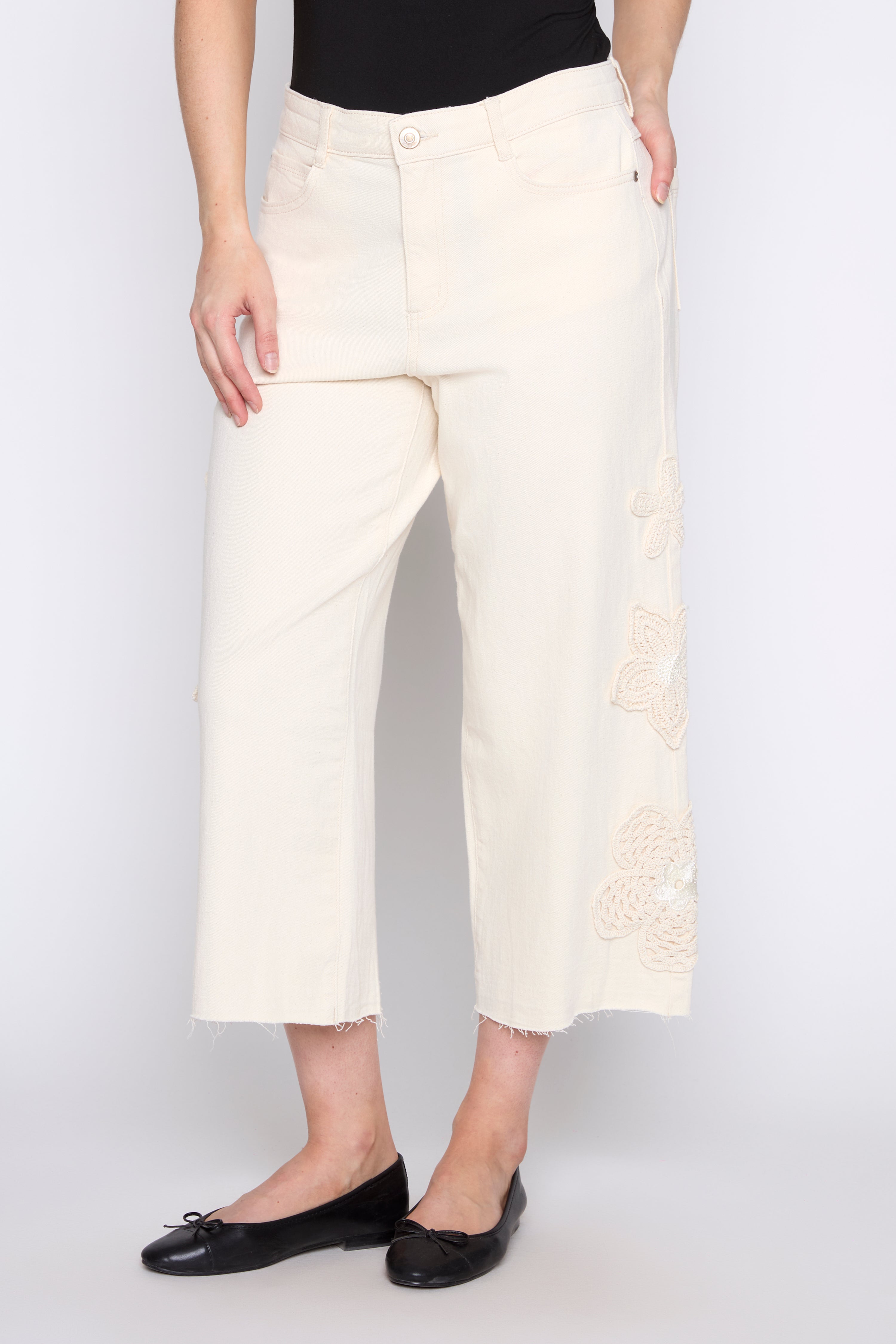 Le jean Audrey avec détail en crochet à fleurs