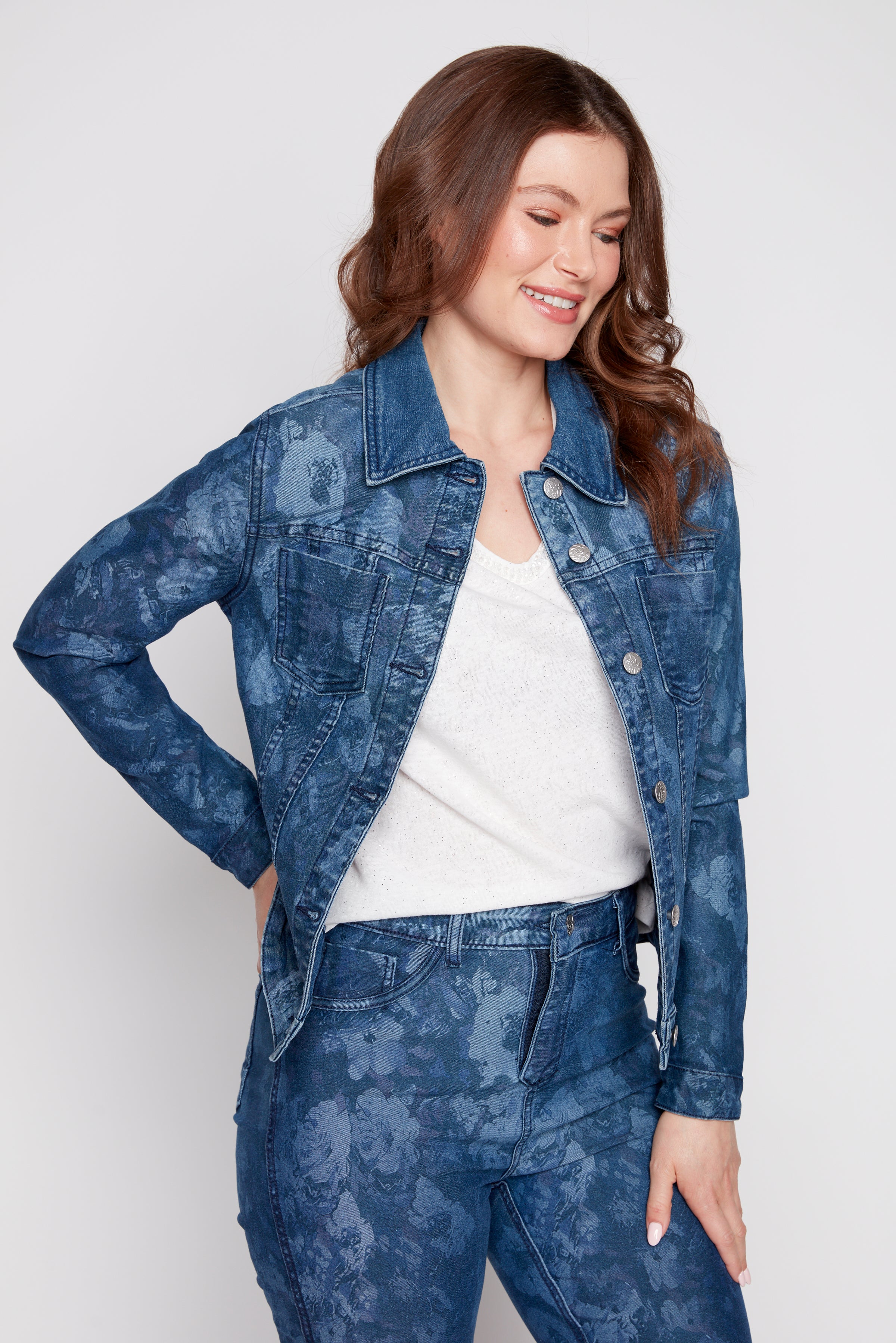 La veste en denim réversible fleurie