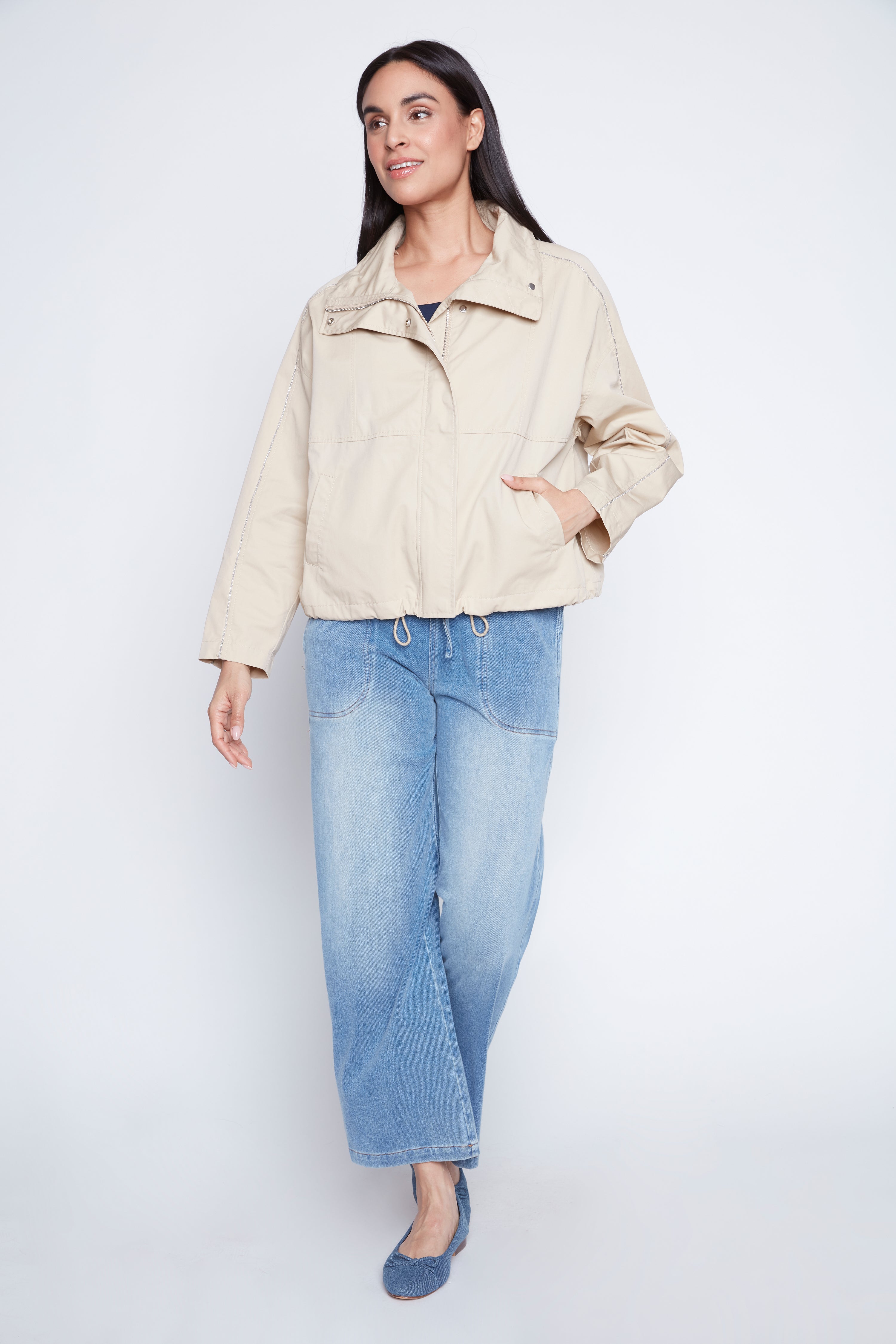 Le manteau zippé à col montant avec ourlet à cordon de serrage