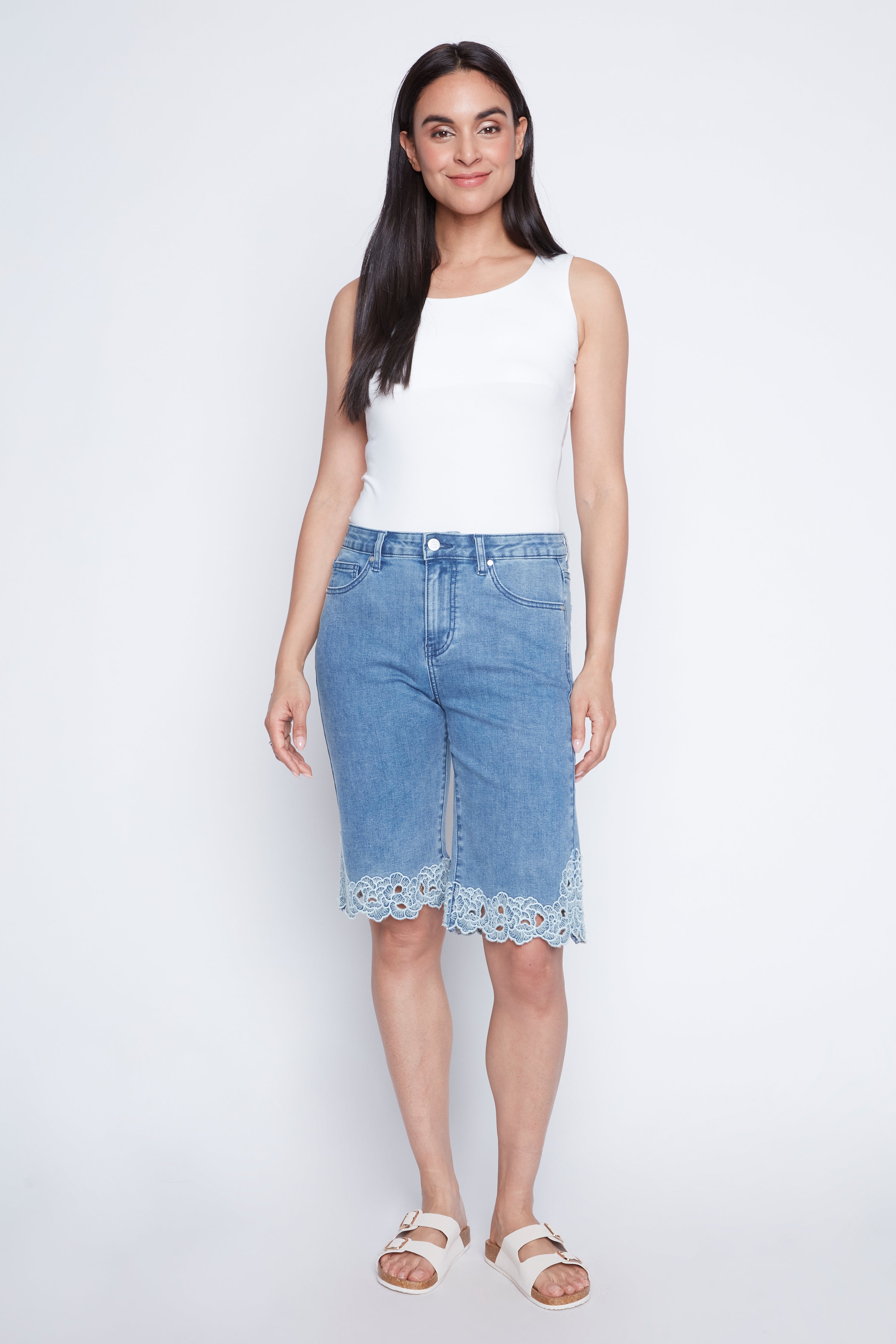 Le bermuda en denim avec détails brodés