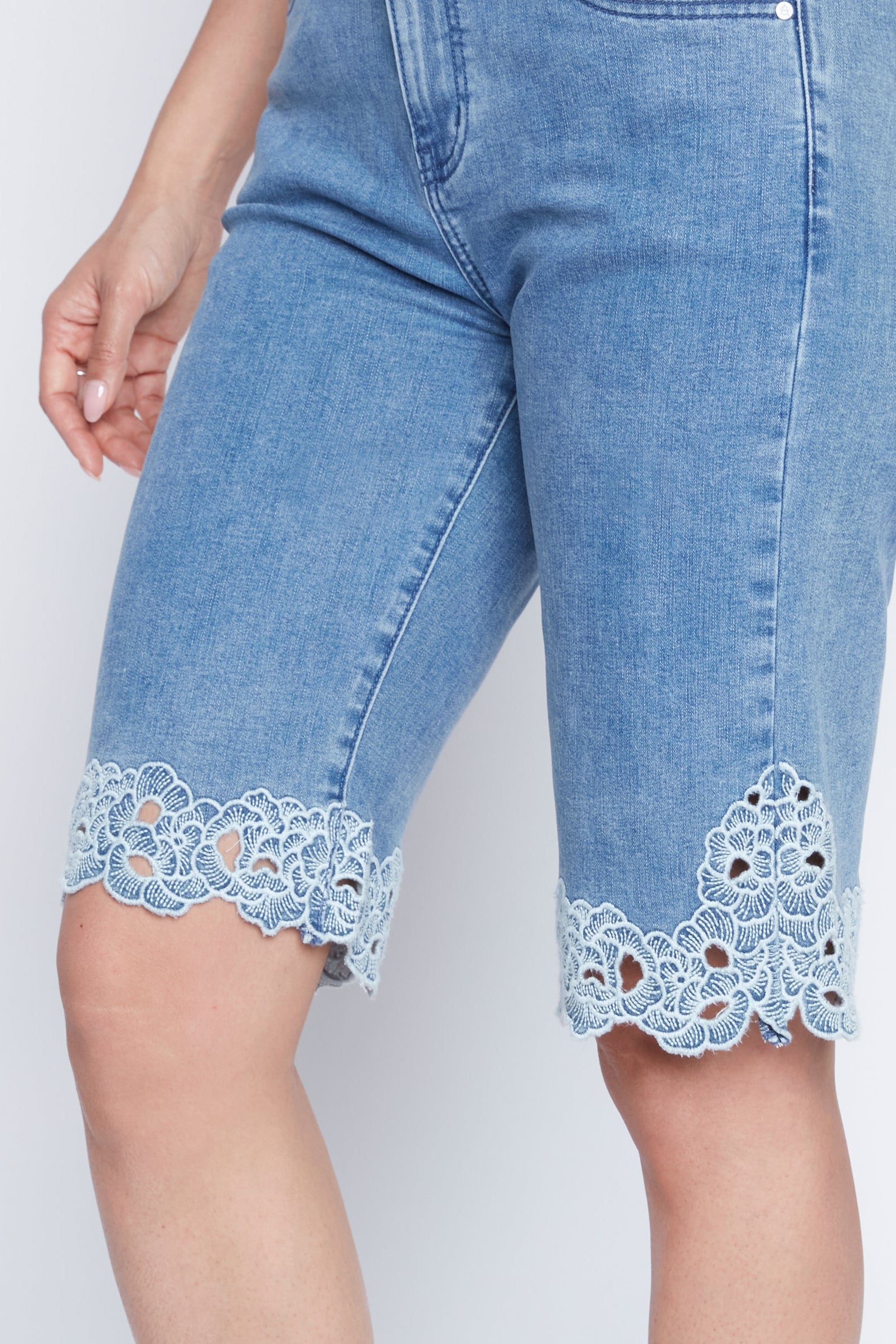 Le bermuda en denim avec détails brodés