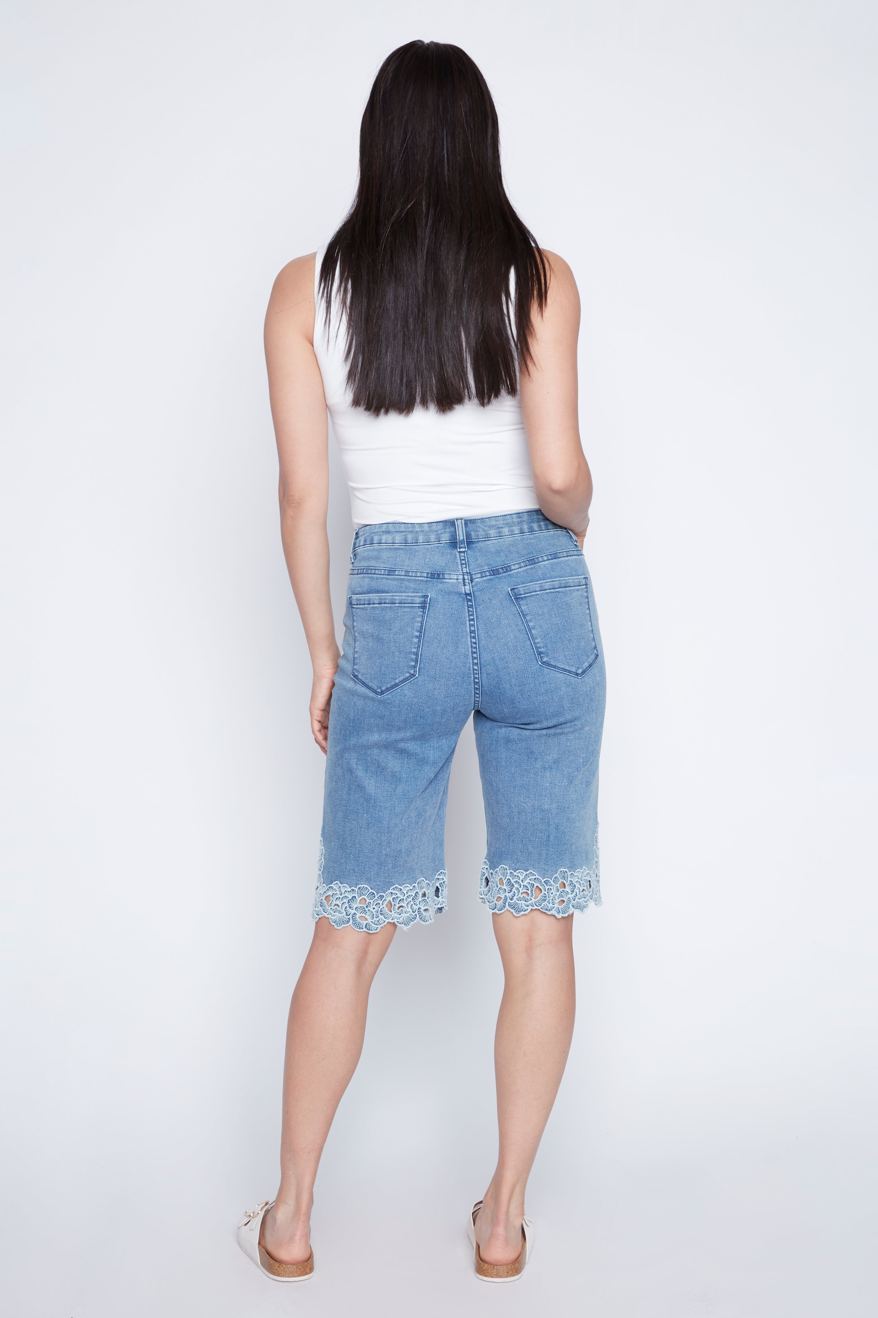 Le bermuda en denim avec détails brodés