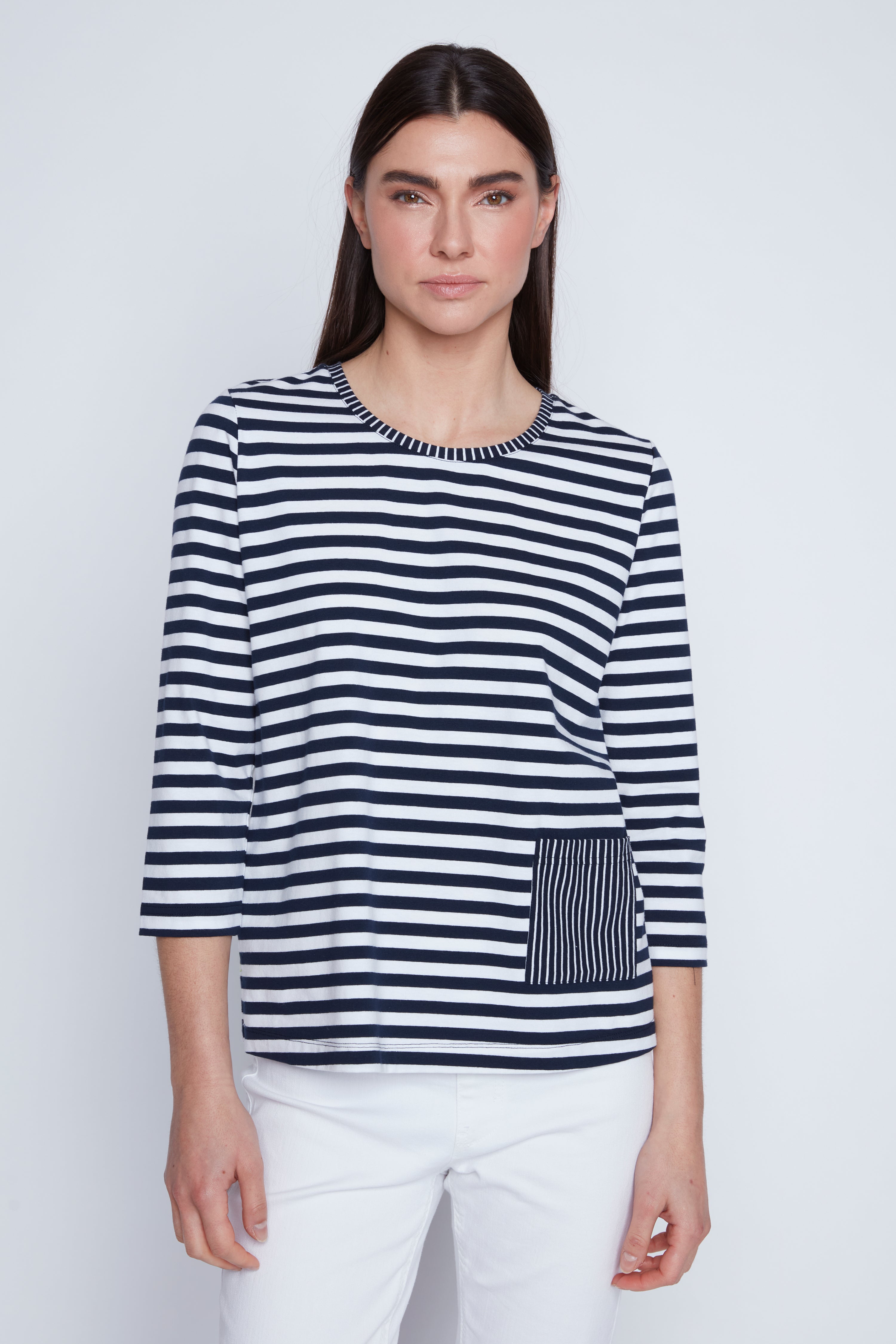 Le t-shirt à rayures blanches et marine en coton 