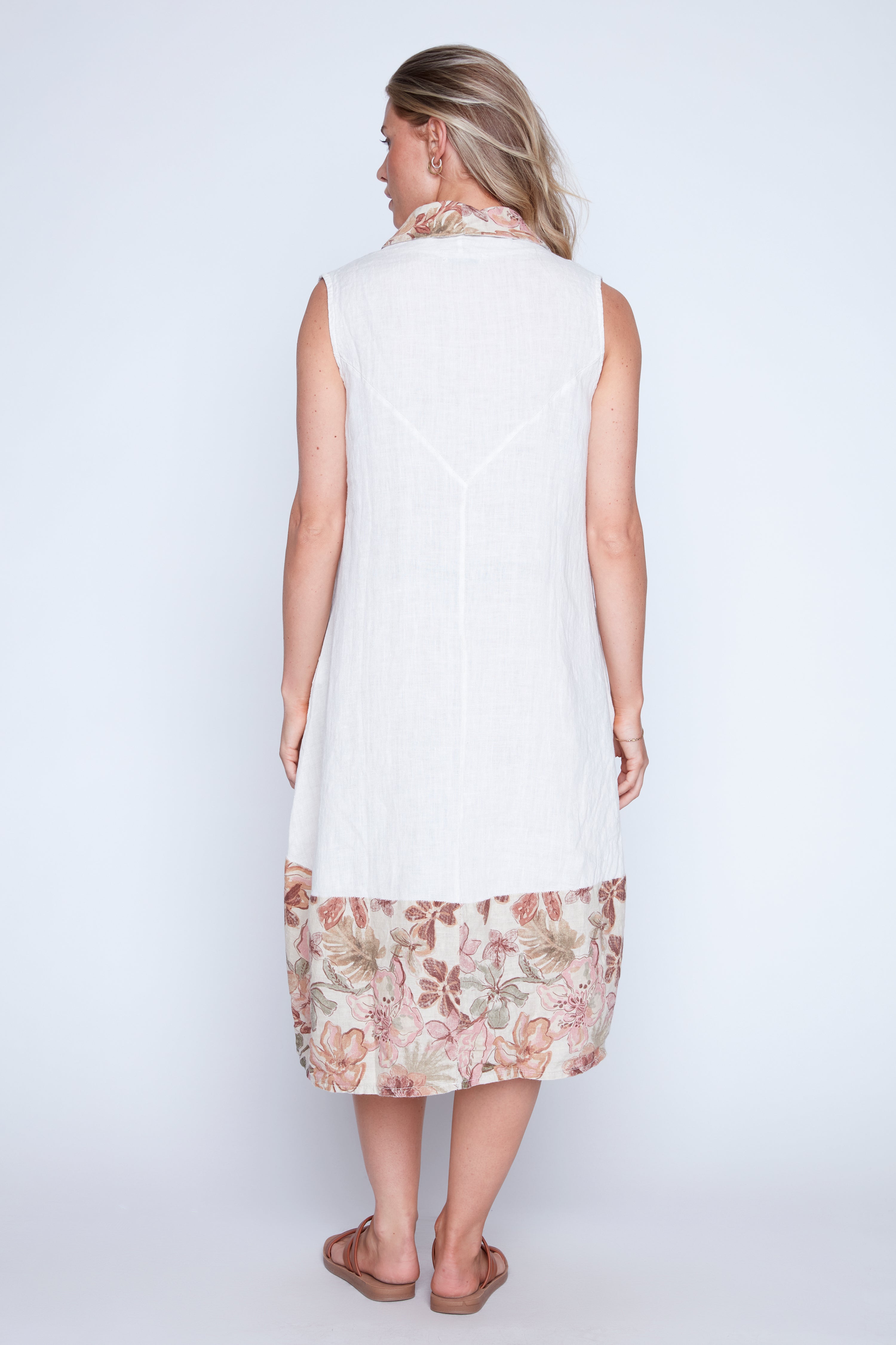 La robe en lin à bordure imprimée