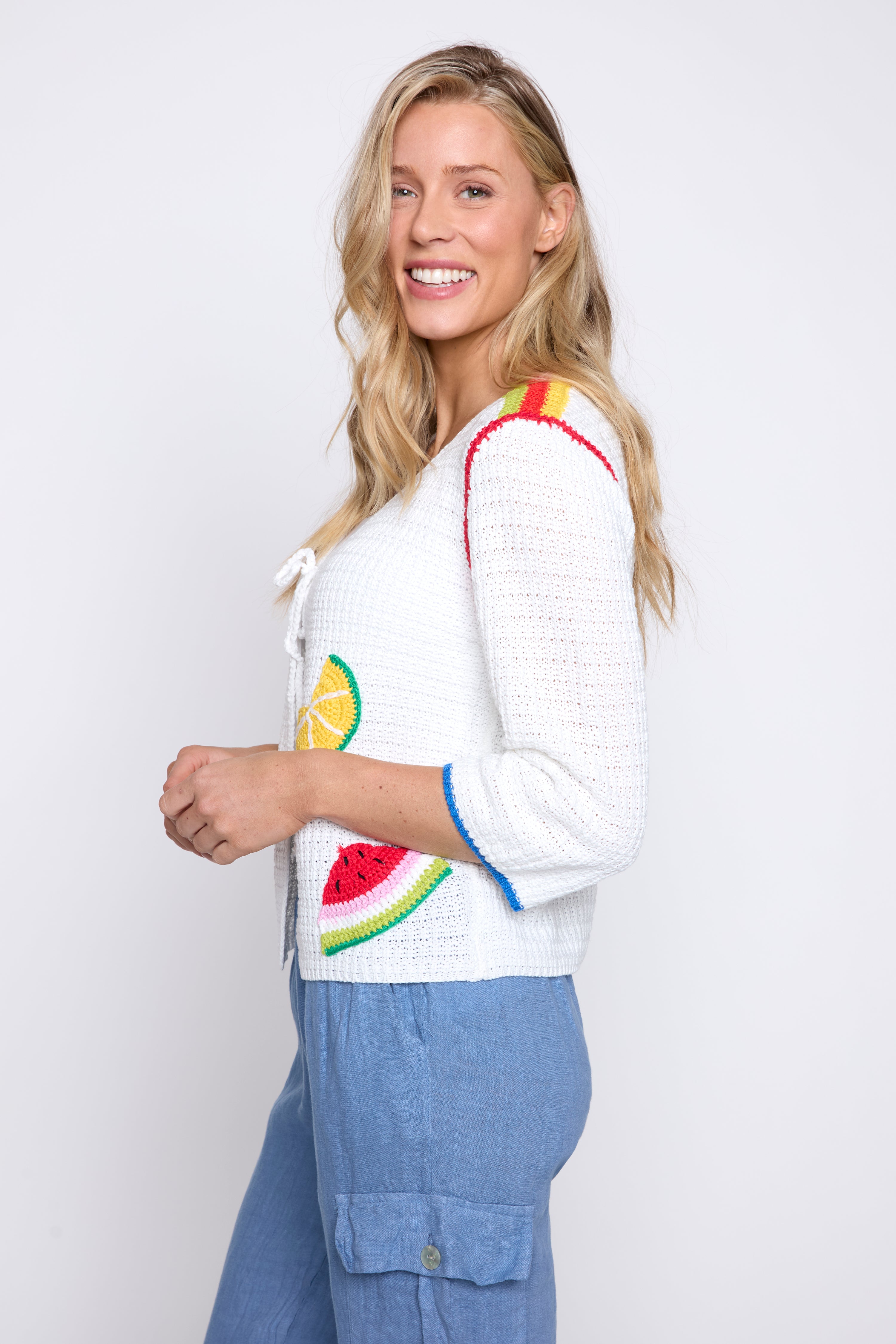 Le cardigan avec broderie de fruits