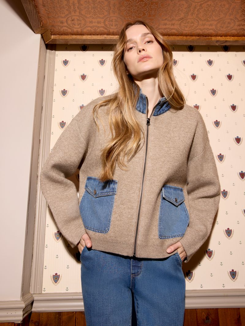 La veste en tricot avec détails en denim