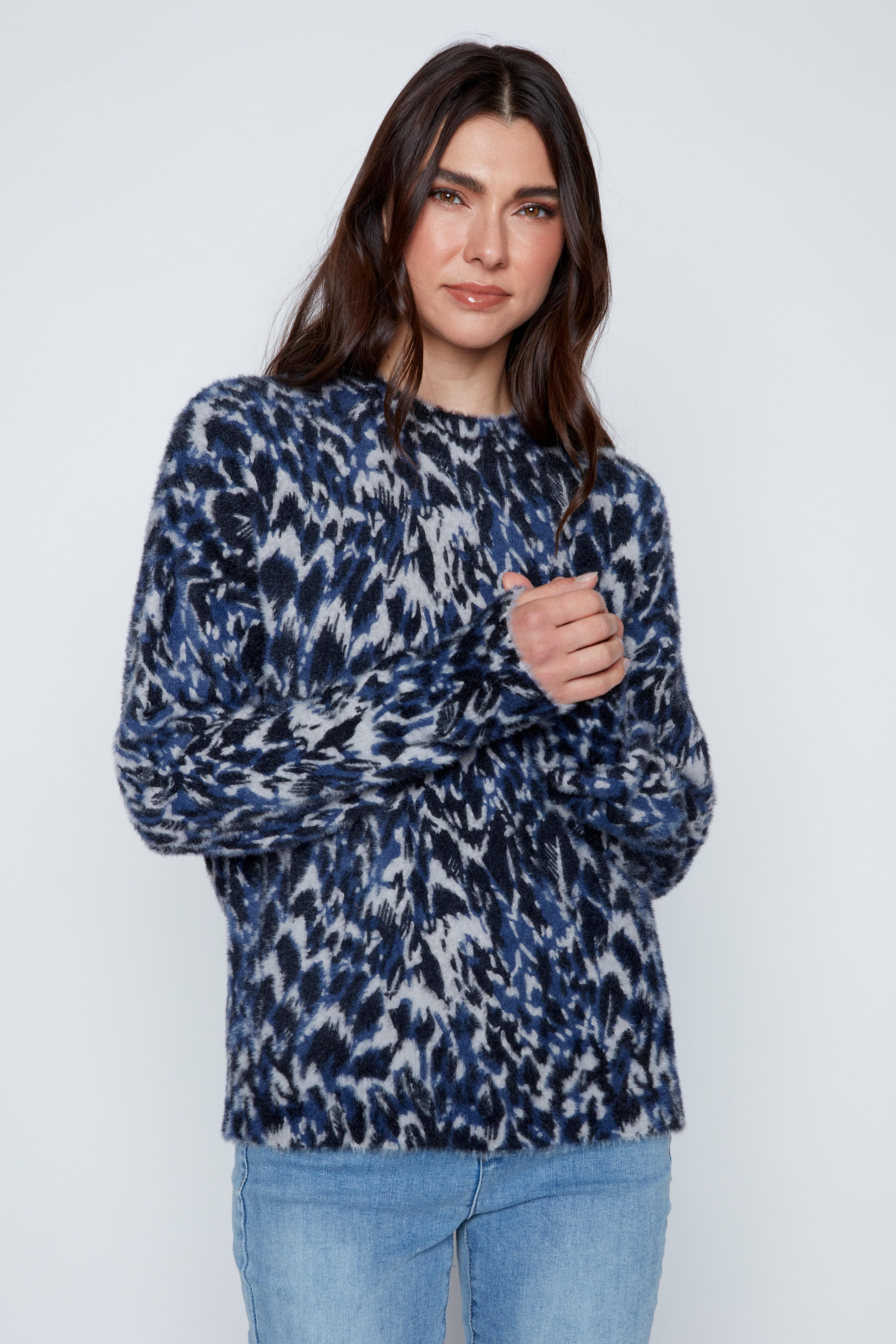 Le pull à col montant imprimé cils