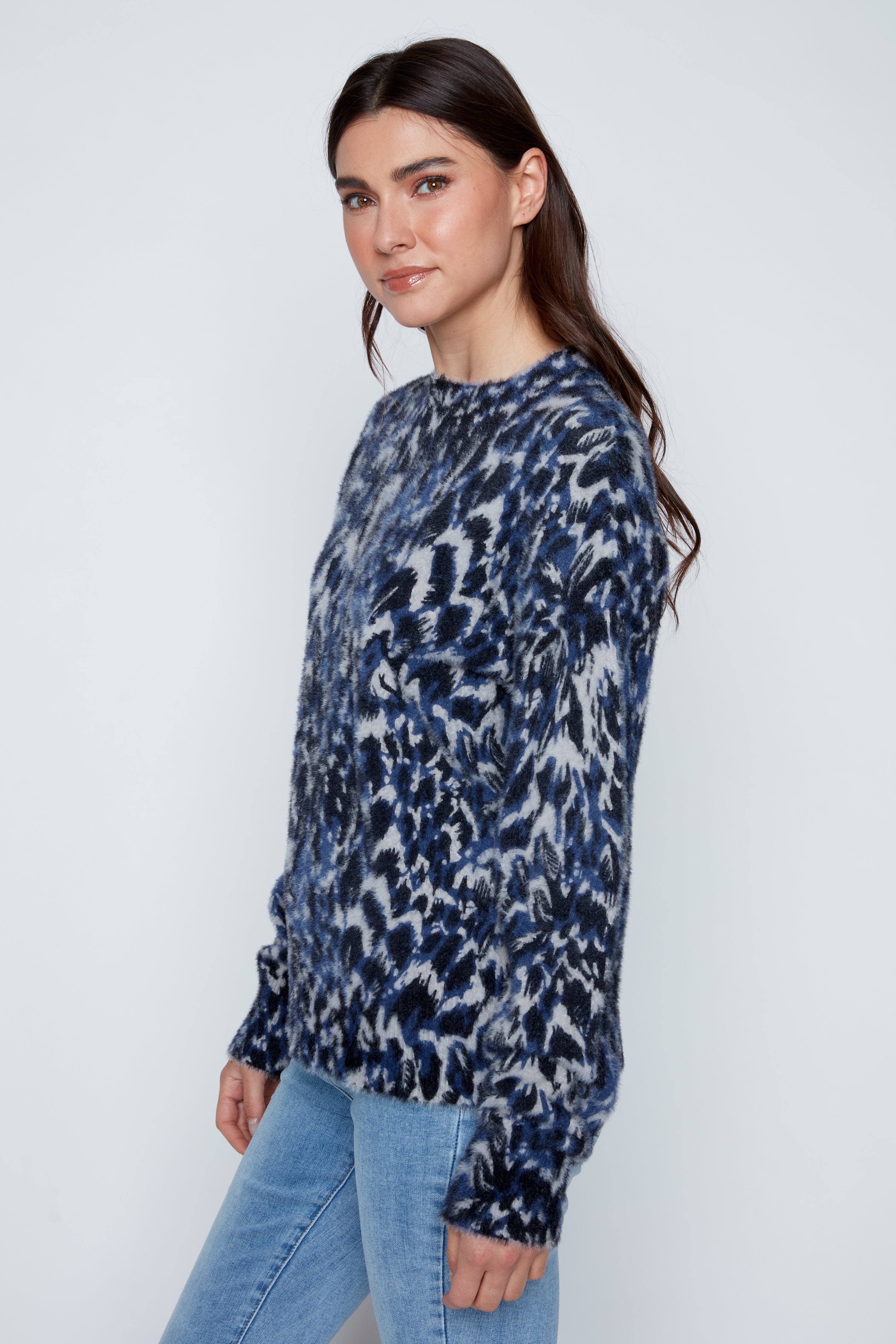 Le pull à col montant imprimé cils