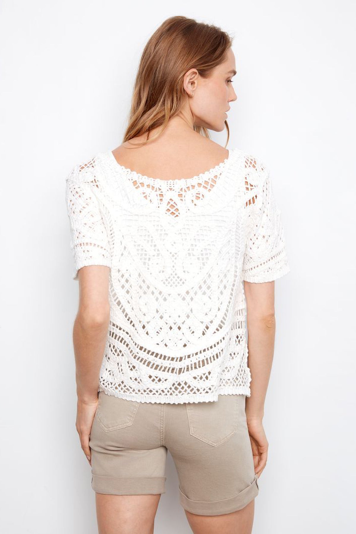 Le haut en crochet à boutons sur le devant