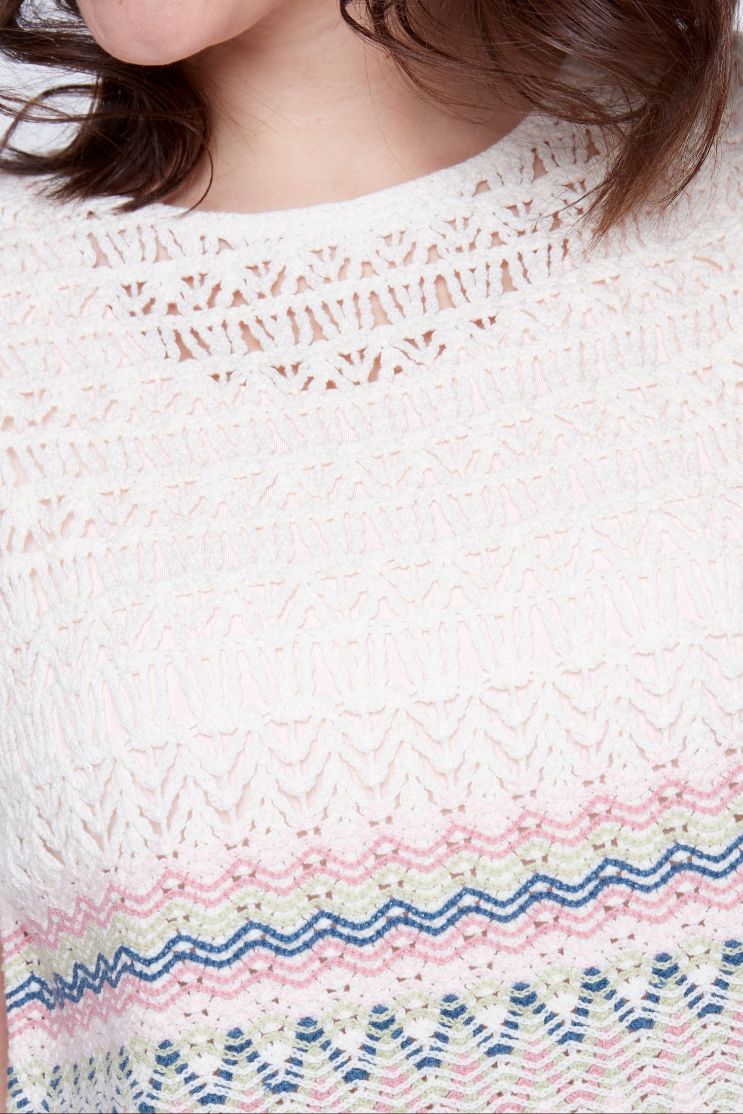 Le haut en crochet à motif zigzag