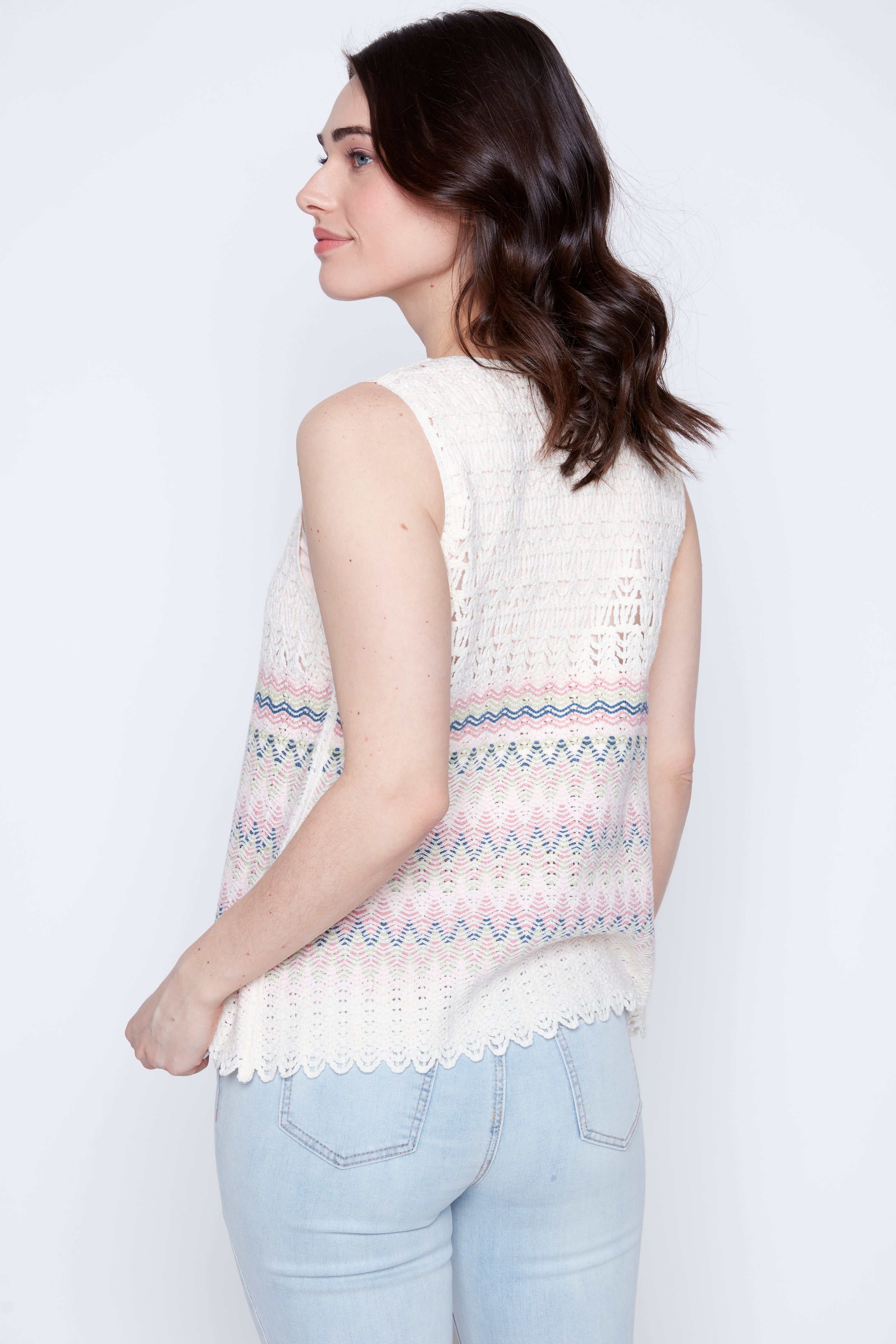 Le haut en crochet à motif zigzag