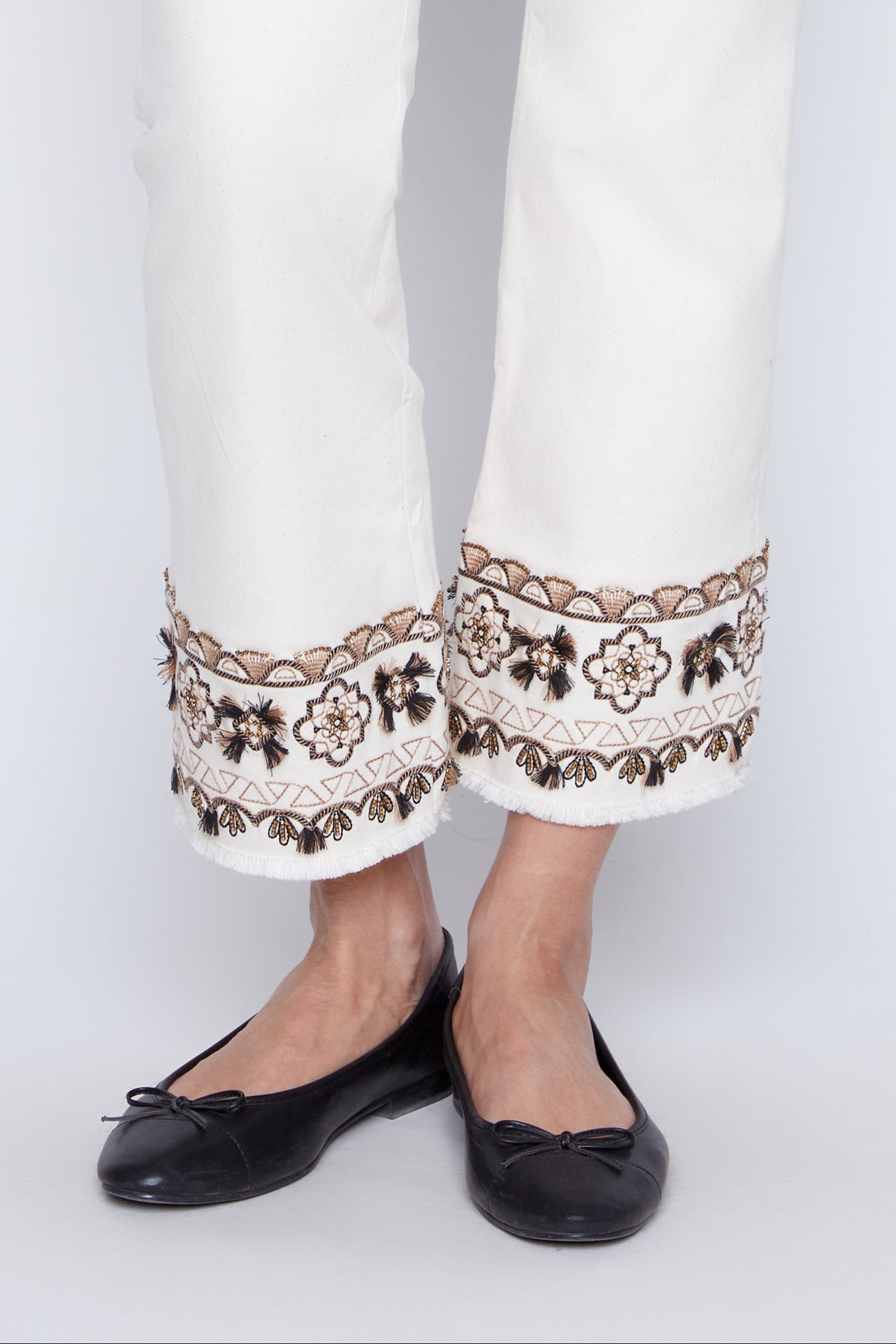 Le jean à jambes évasées et ourlet brodé