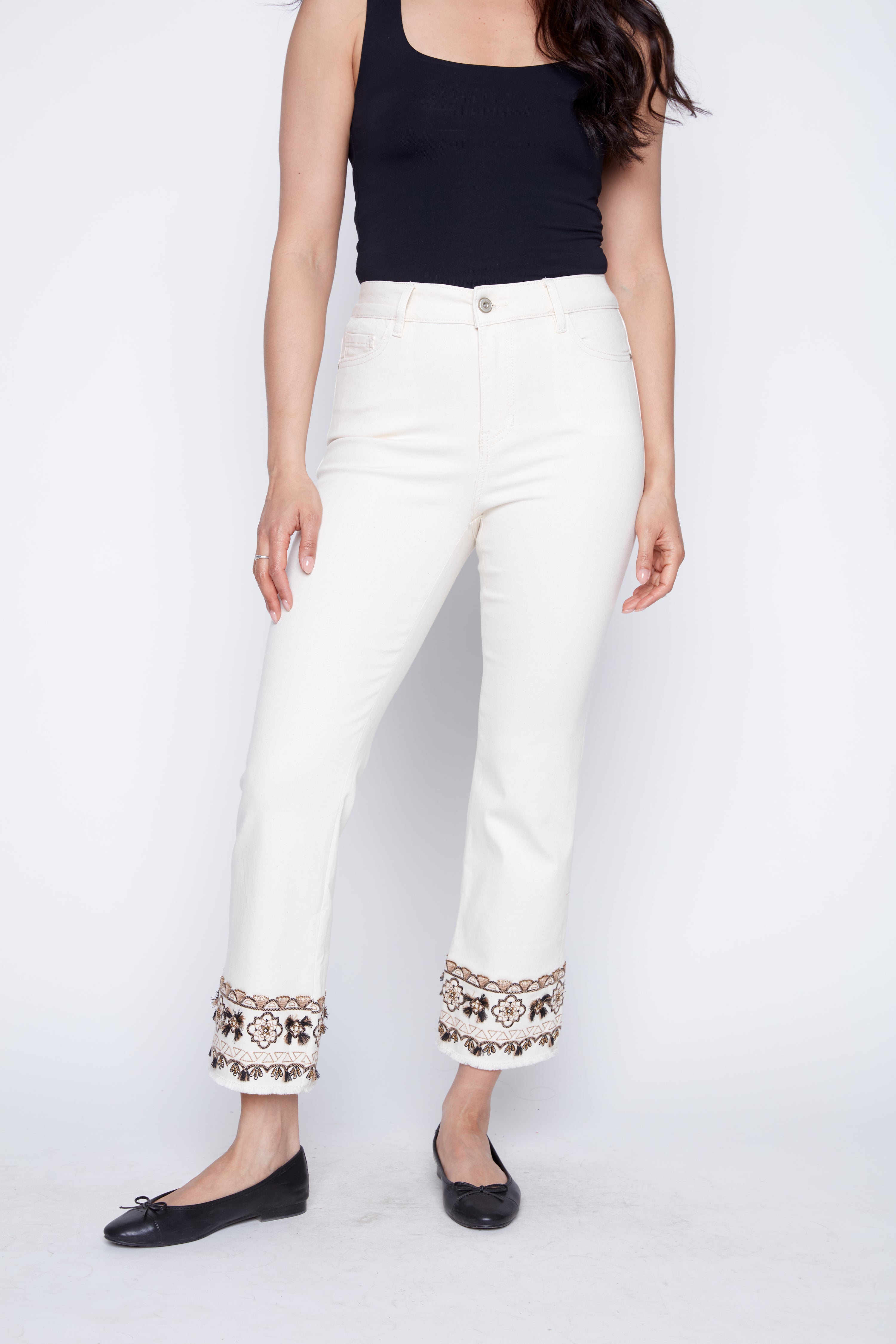 Le jean à jambes évasées et ourlet brodé