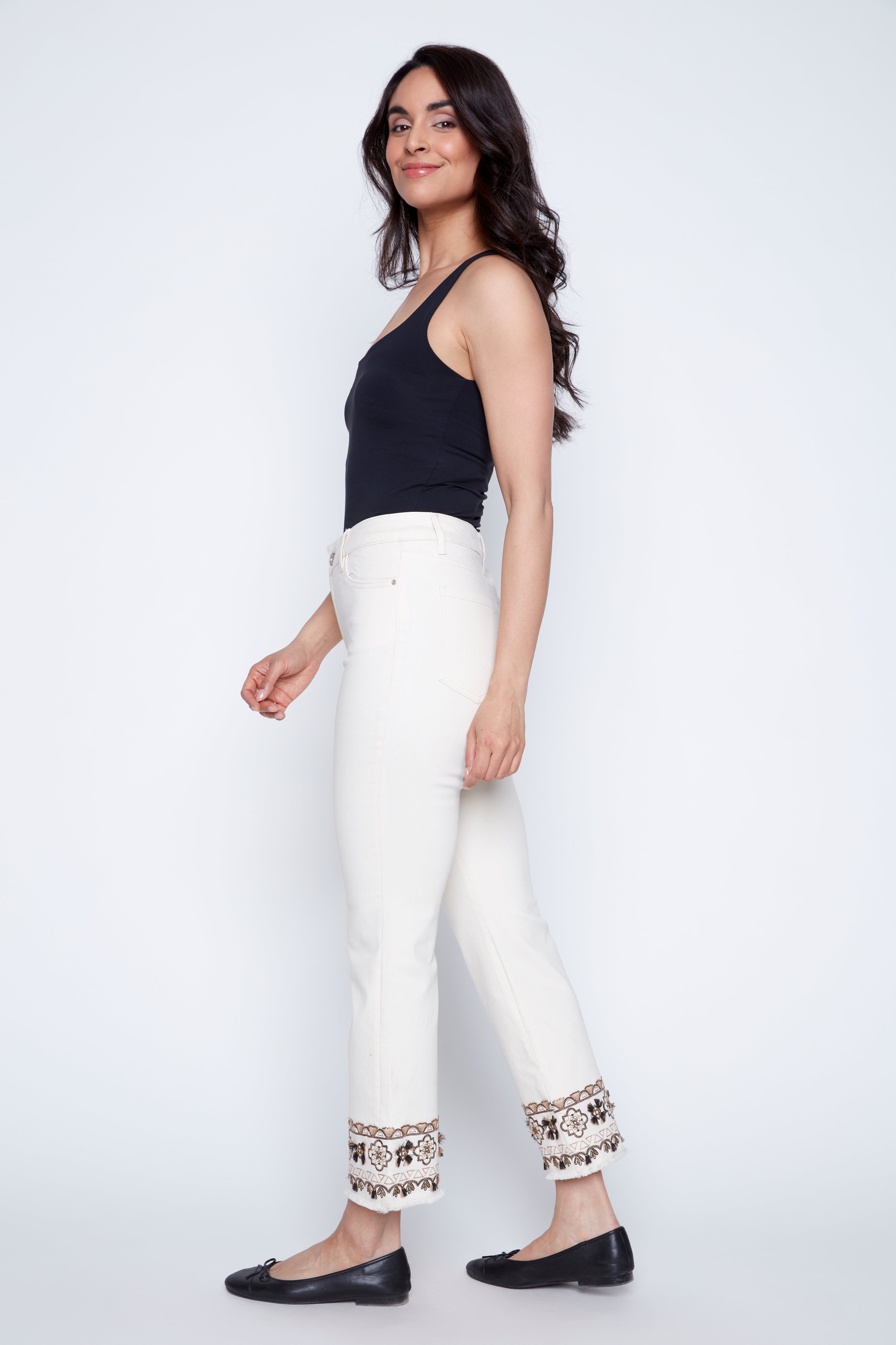 Le jean à jambes évasées et ourlet brodé