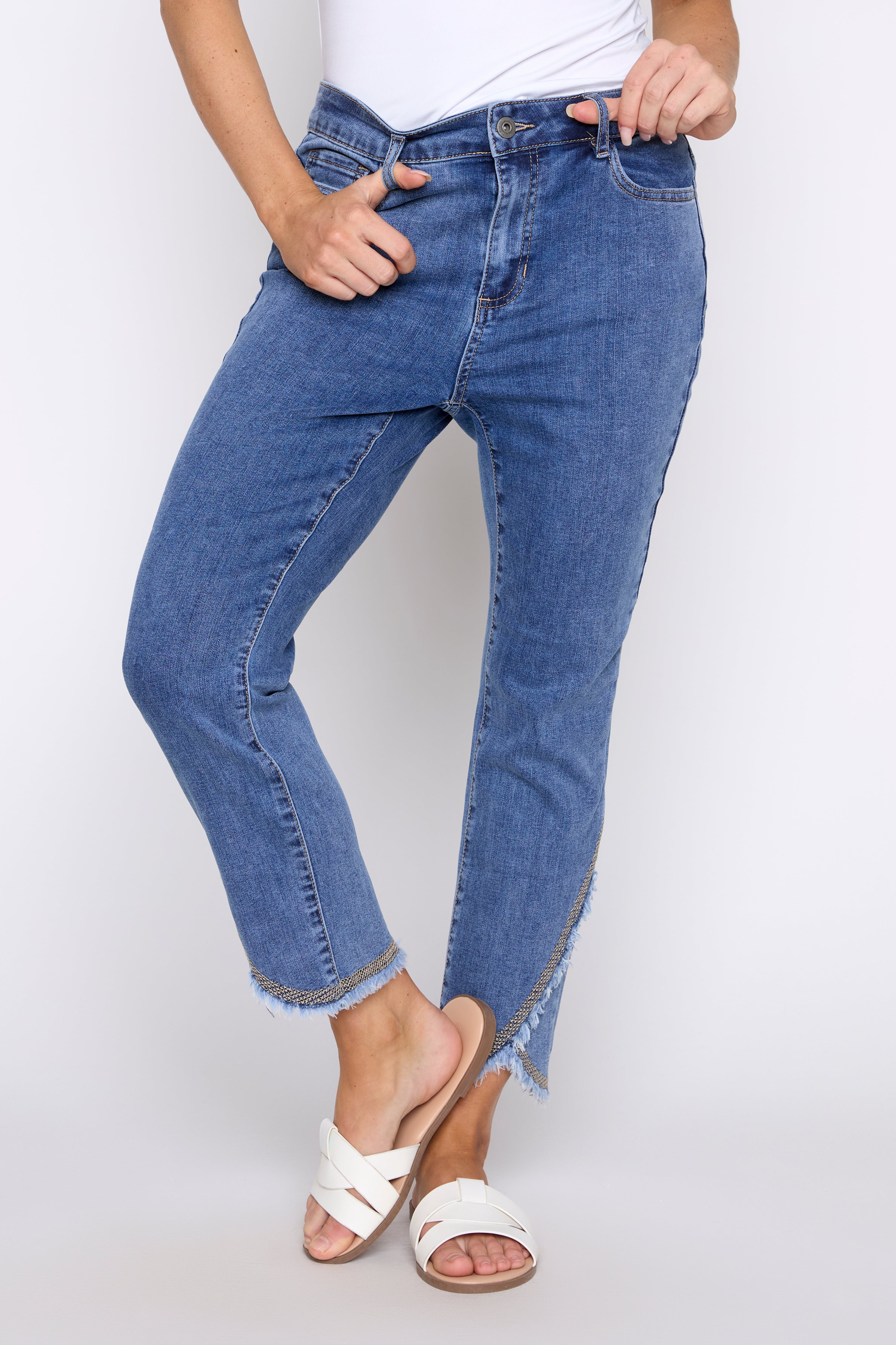 Le jean à jambe étroite à ourlet tulipe