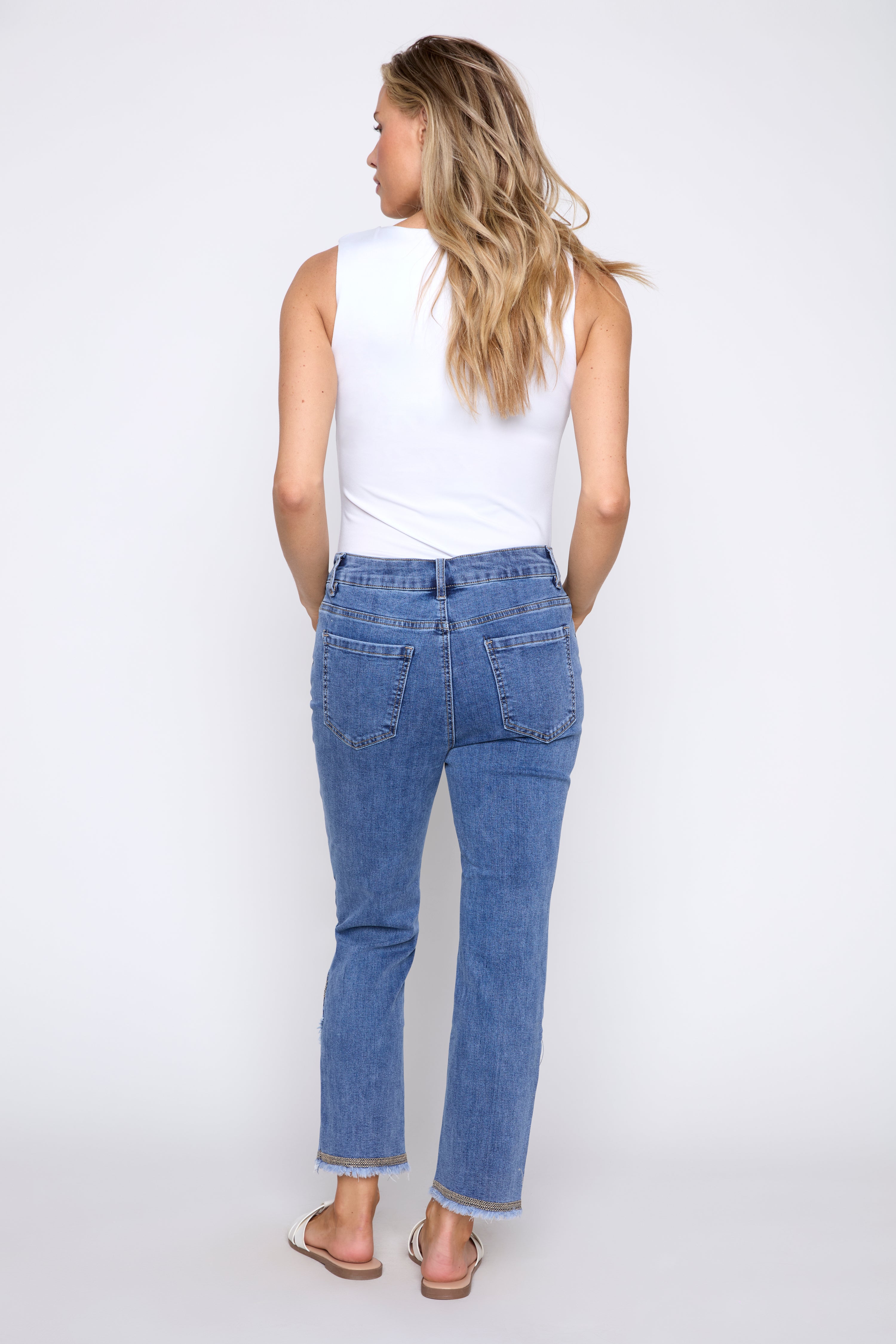 Le jean à jambe étroite à ourlet tulipe