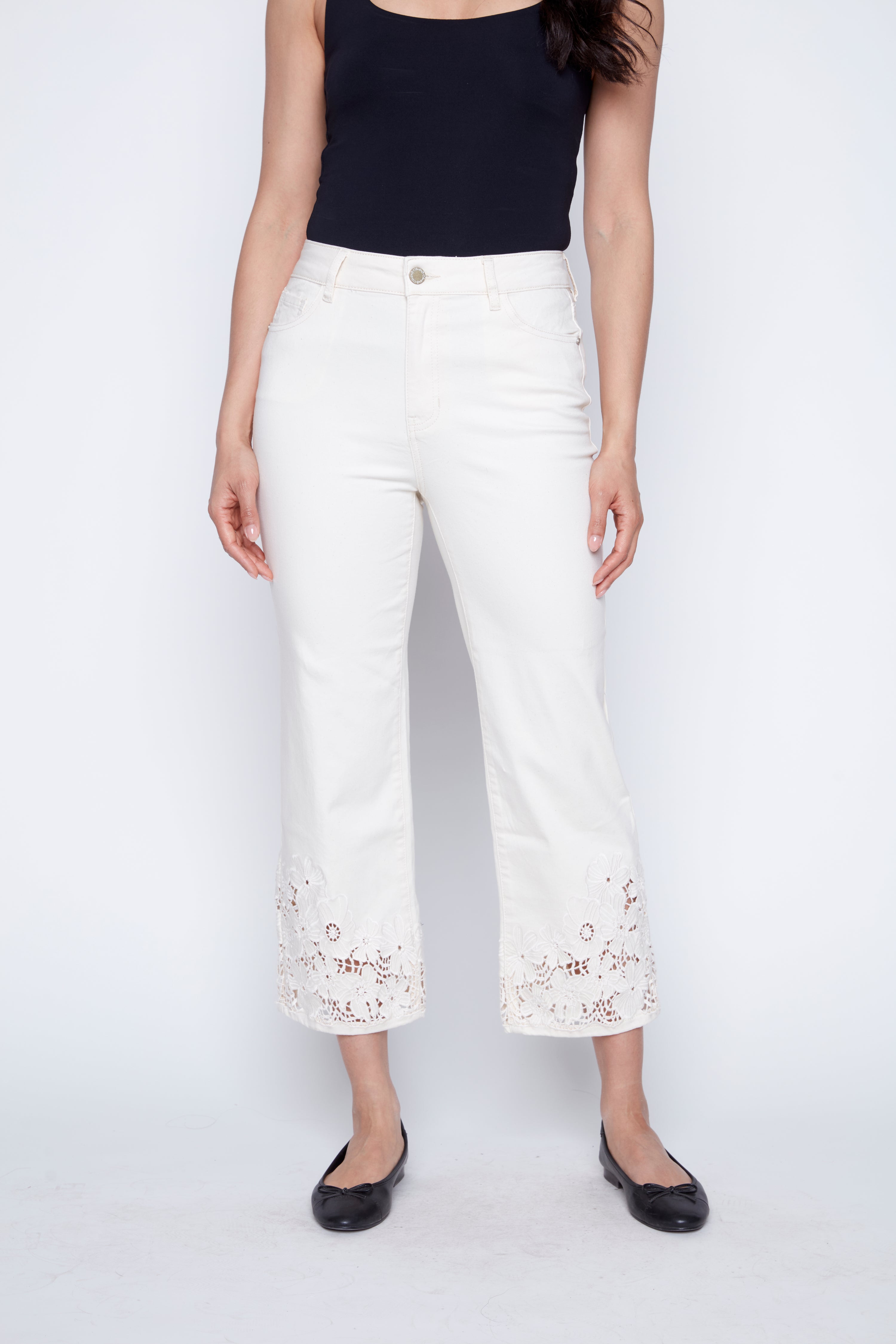 Le jean à jambes évasées brodé au laser