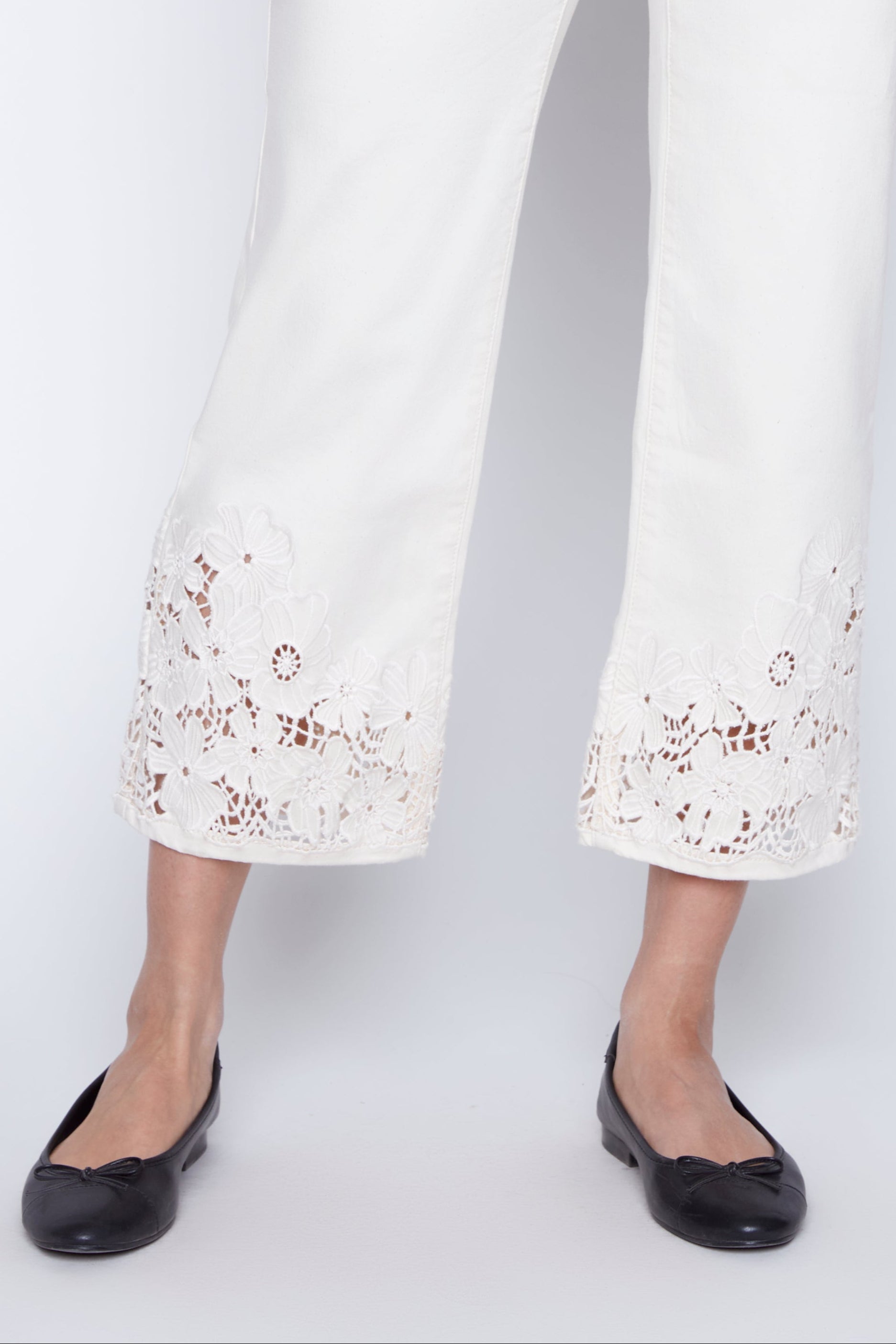 Le jean à jambes évasées brodé au laser