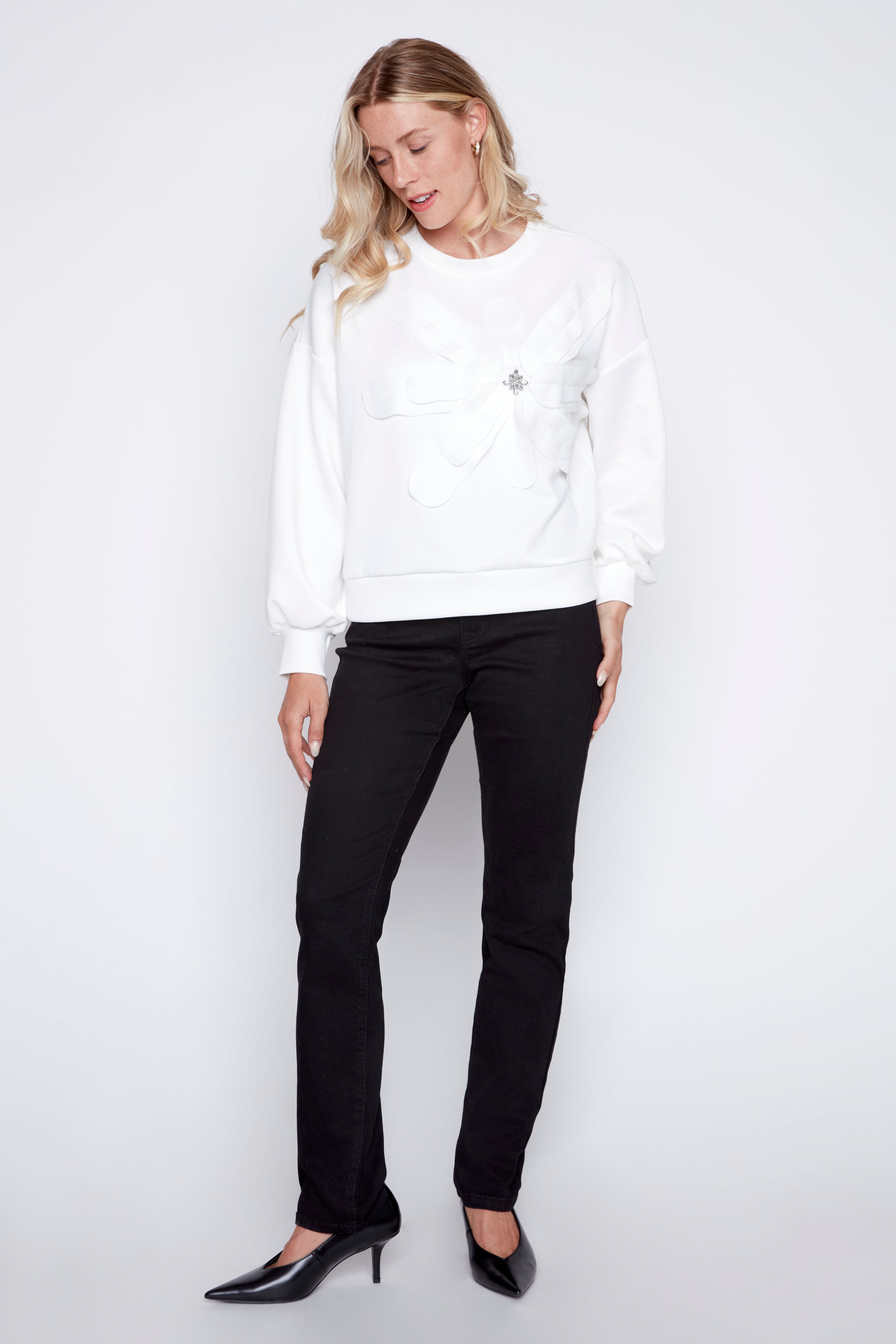 Le pull fleuri avec appliques diamantées