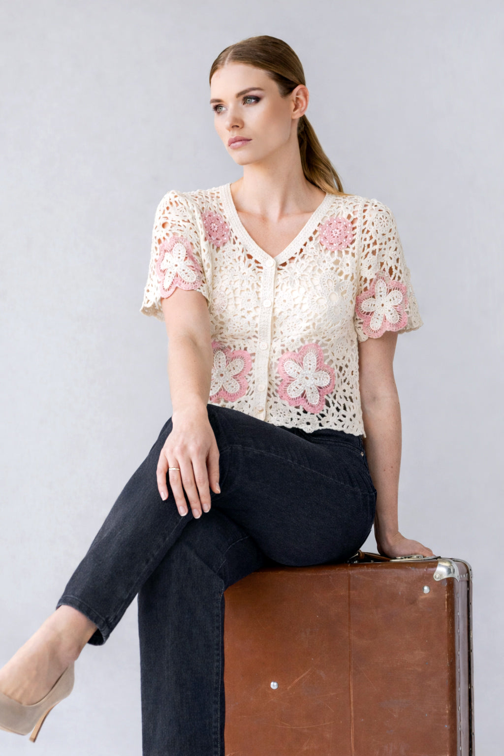 Le cardigan en crochet à fleurs bicolores