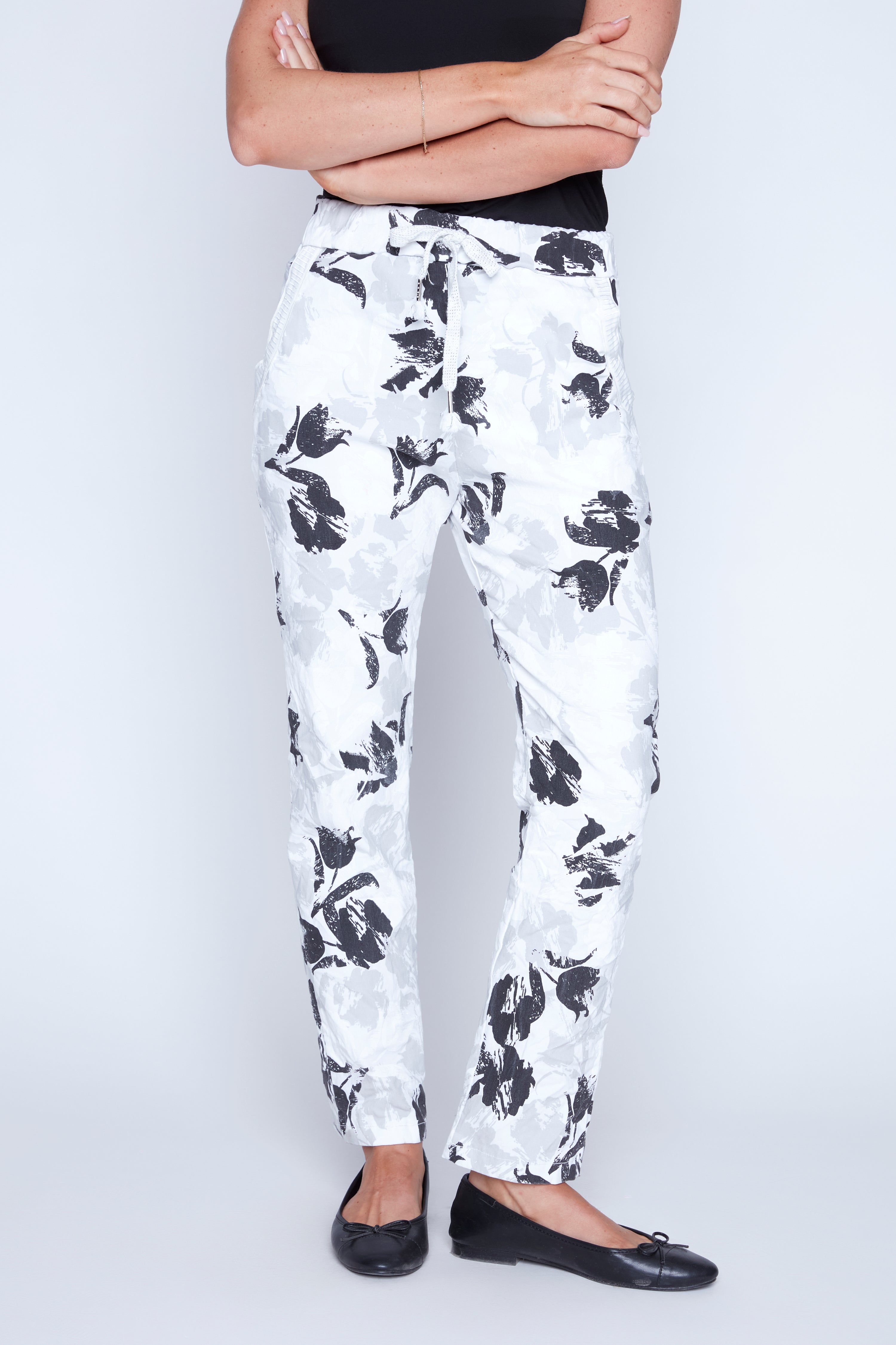 Monotone flower print crinkle pant