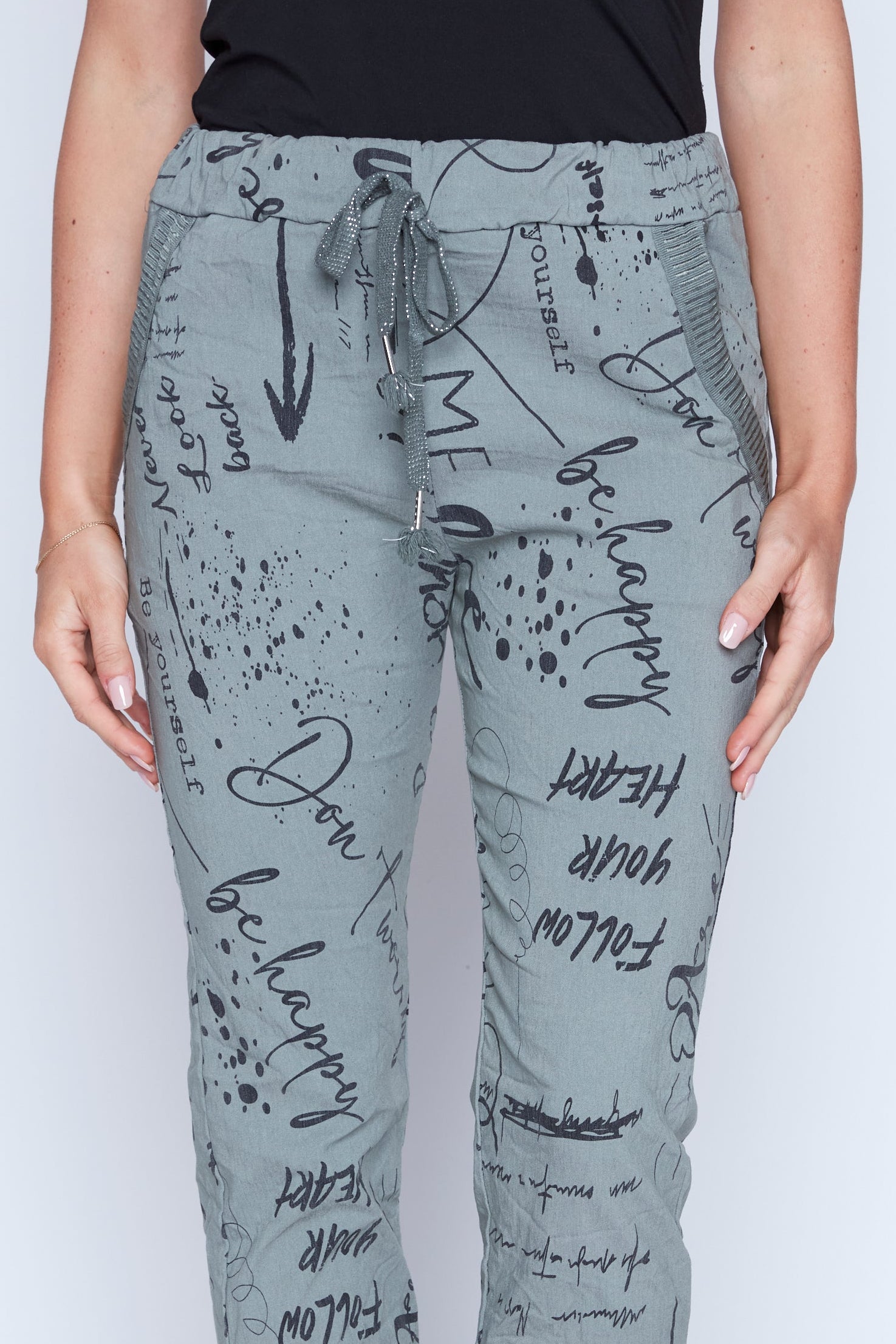 Le pantalon froissé imprimé journal