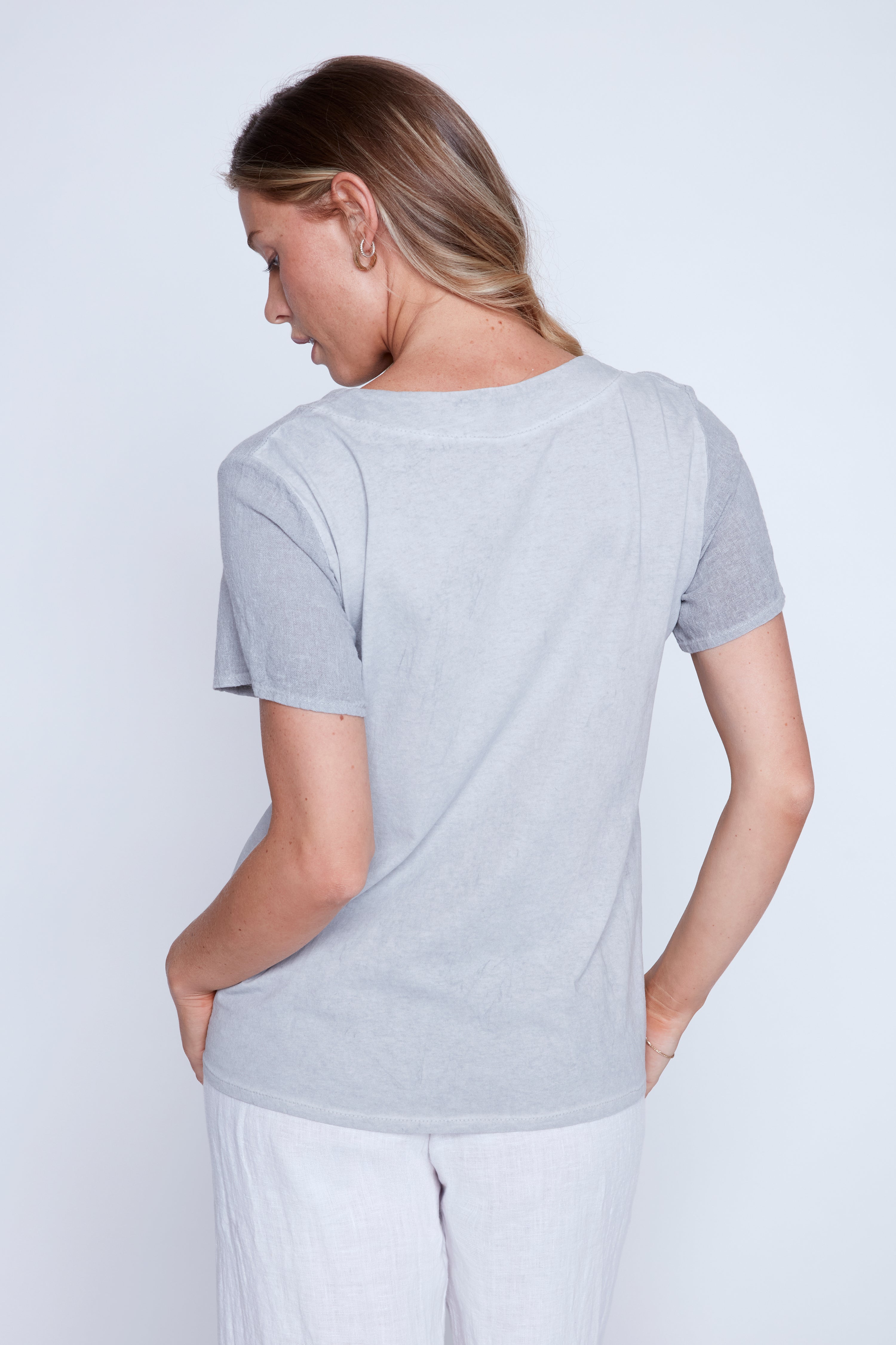 Le haut imprimé en mélange de coton avec détails de boutons
