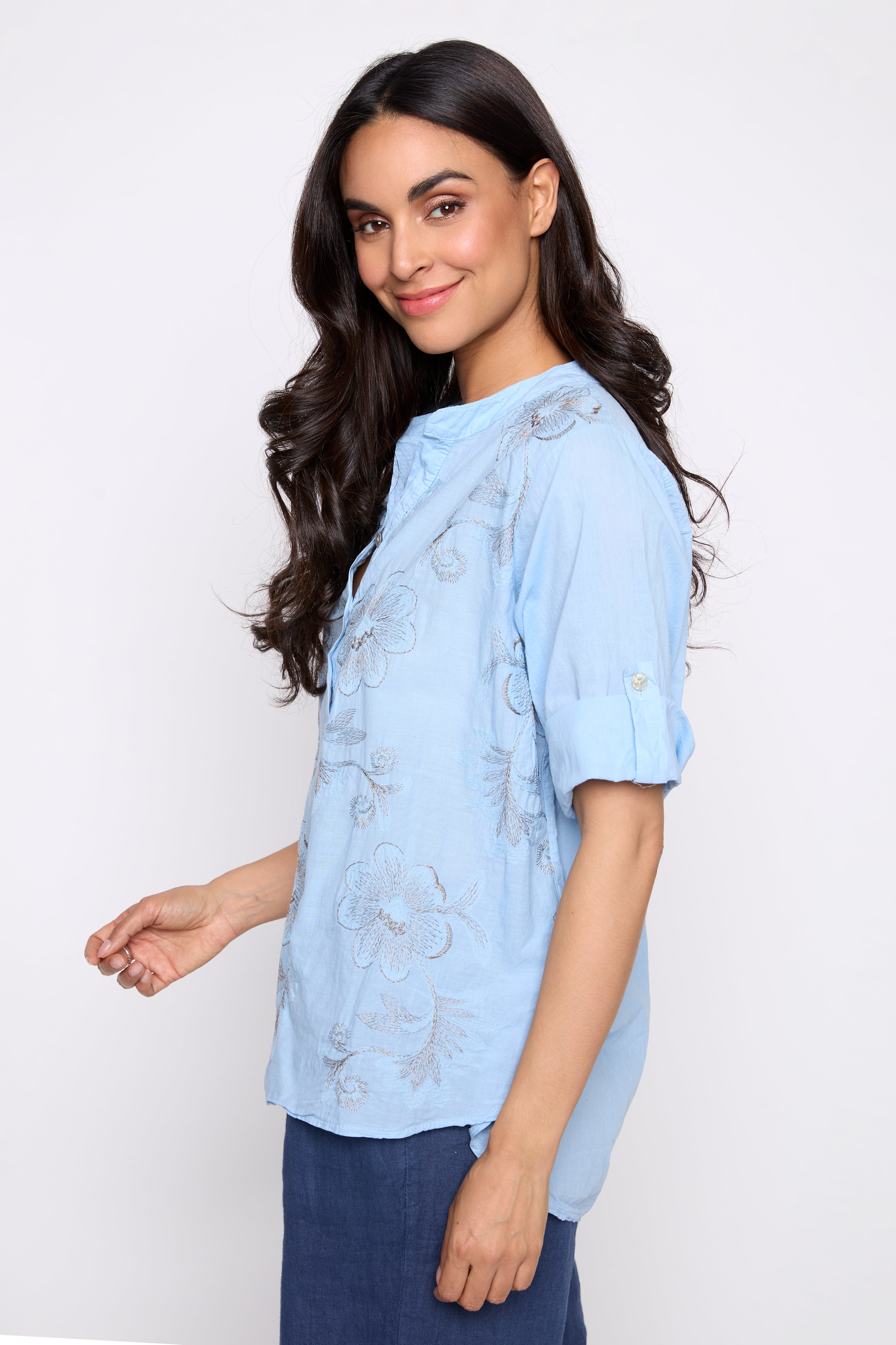 La blouse à col Henley en coton brodé floral