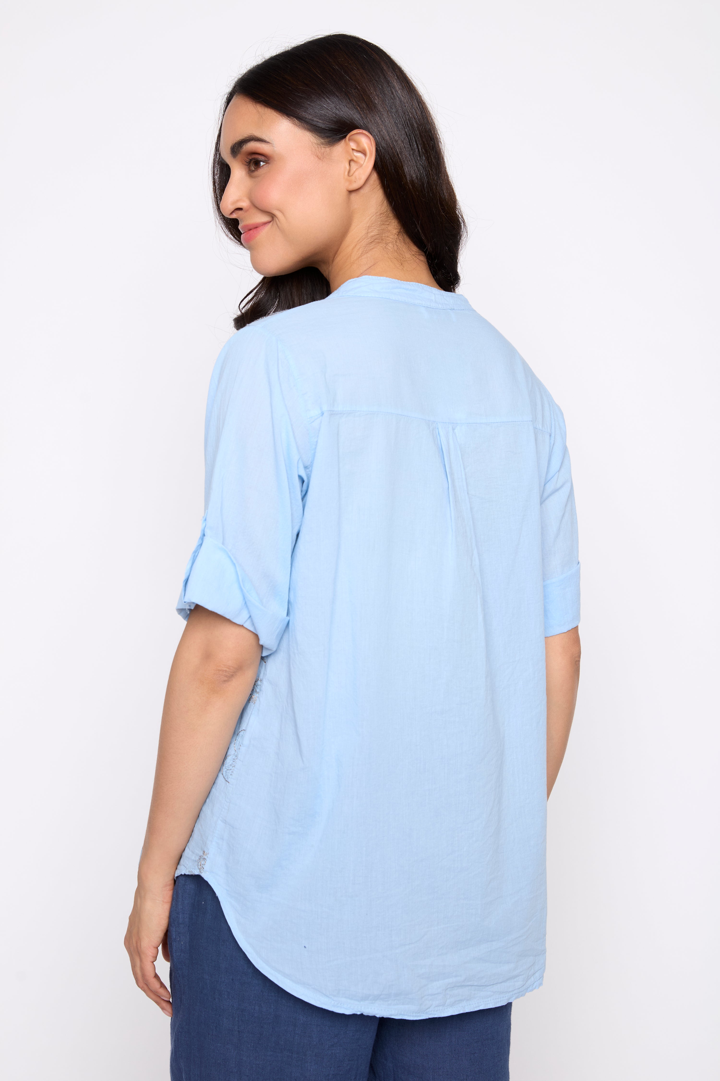 La blouse à col Henley en coton brodé floral