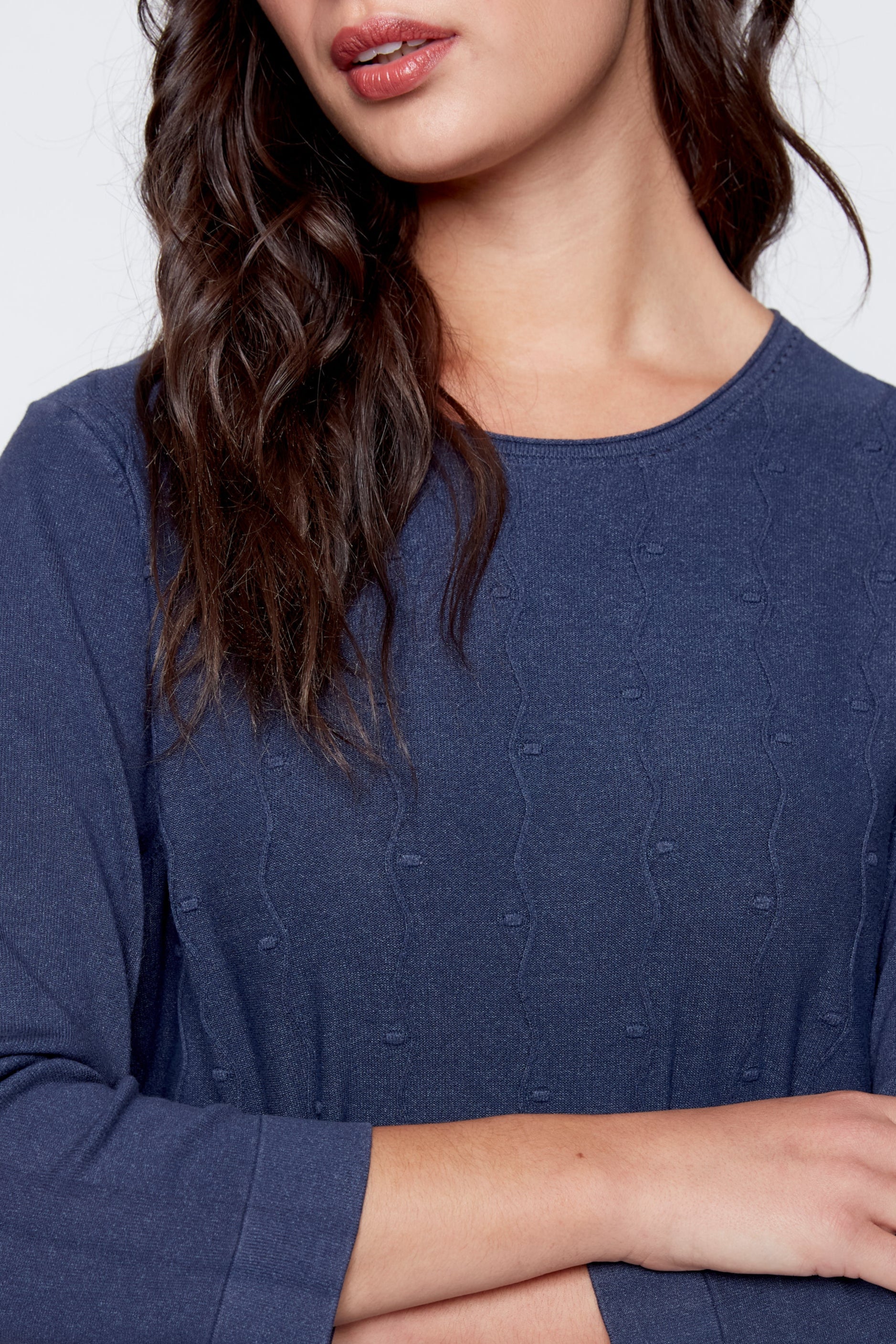 Le pull uni avec détails surpiqués sur le devant