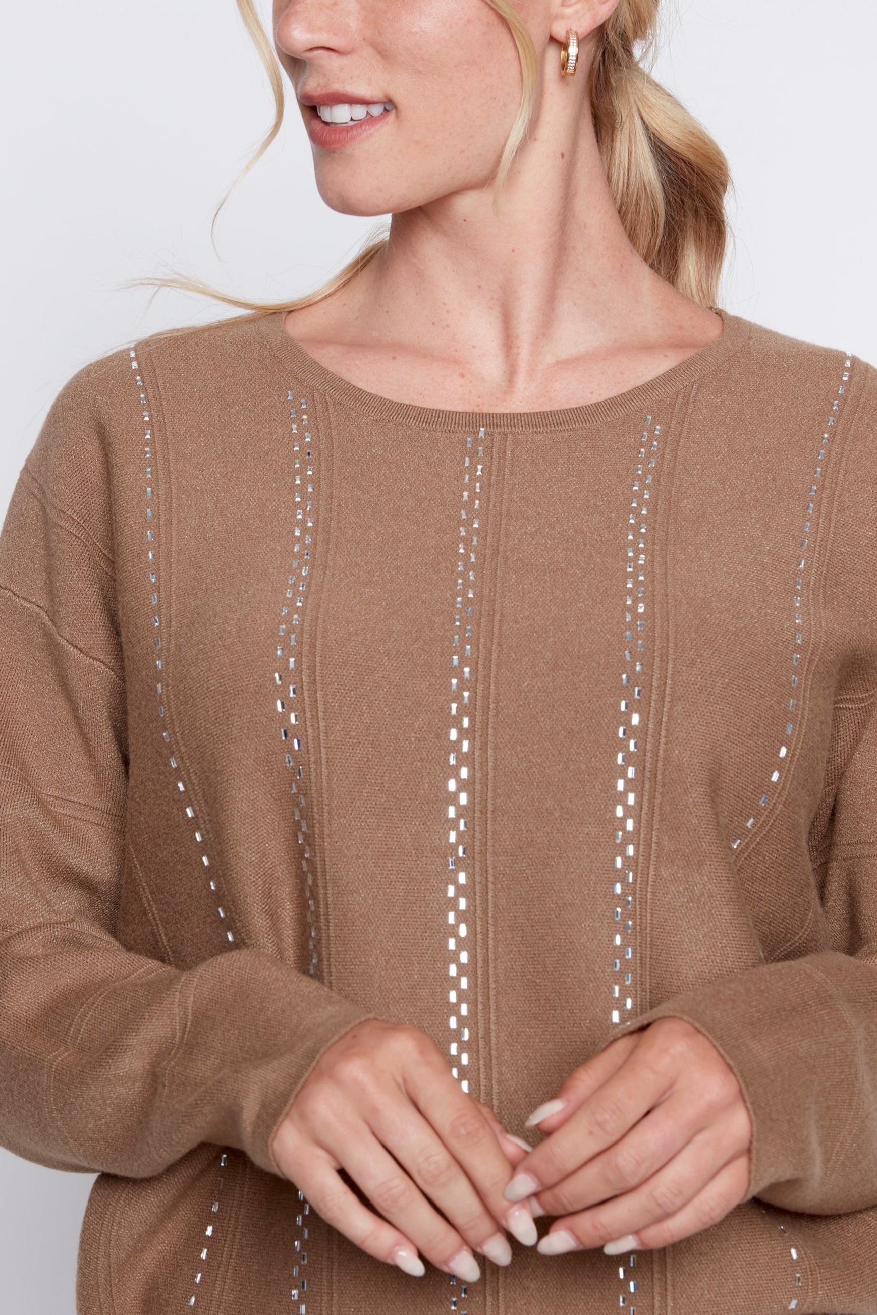 Le pull avec détails en strass et ourlet à cordon de serrage