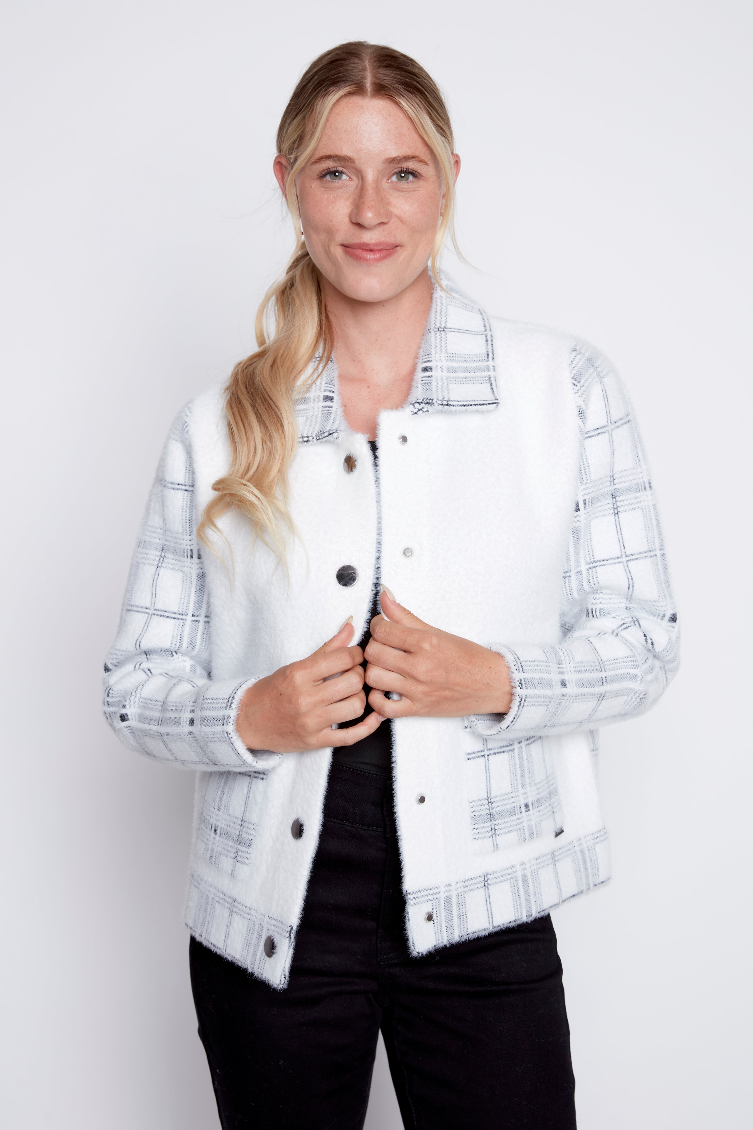 La veste en tricot à carreaux et cils