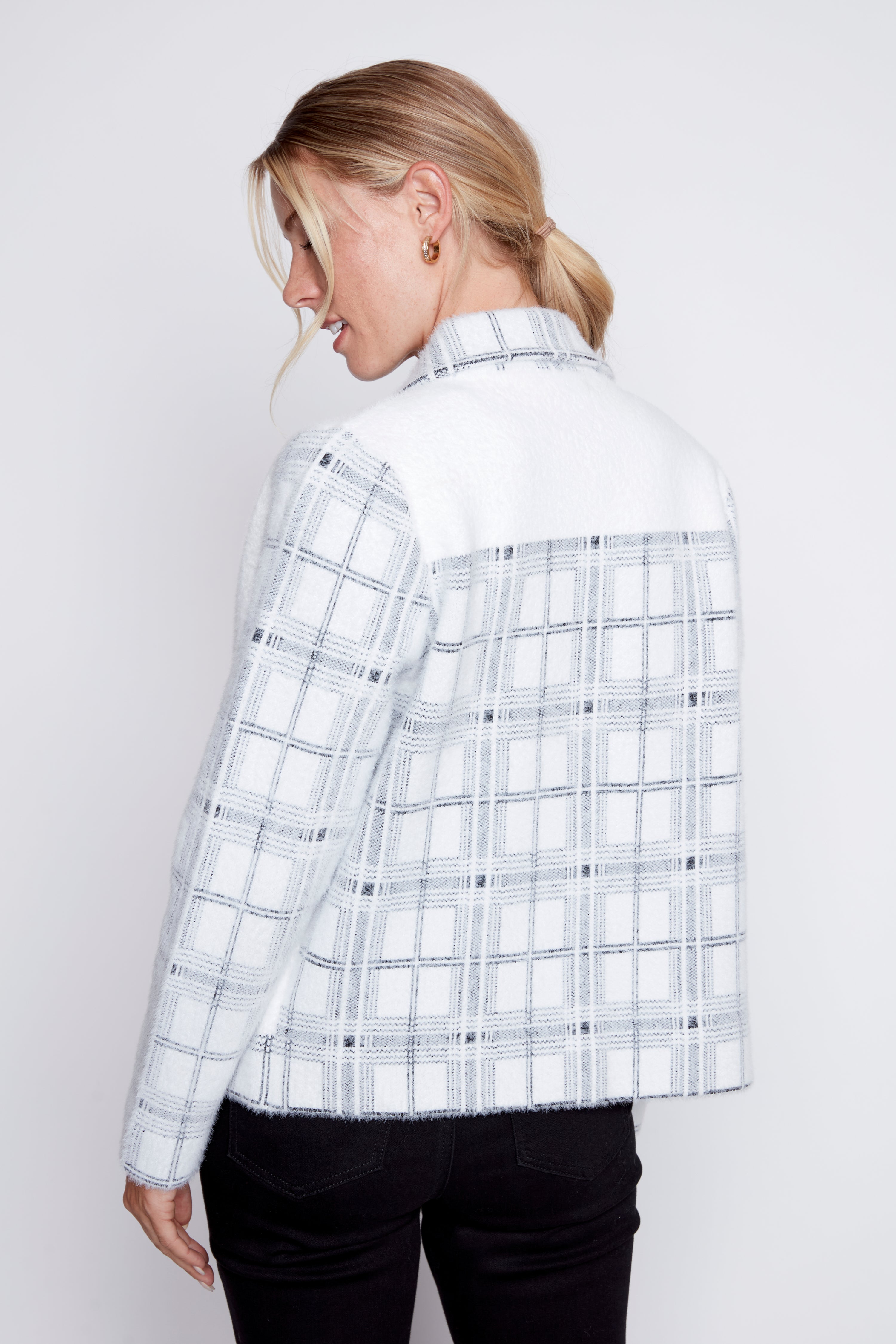 La veste en tricot à carreaux et cils