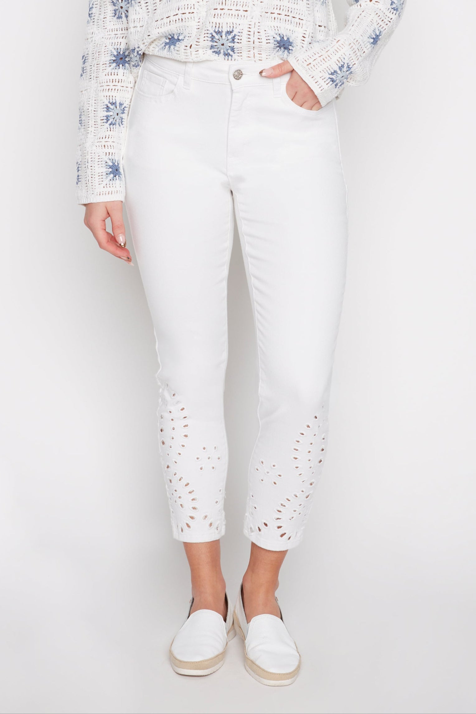 Slim leg eyelet embroidery jean