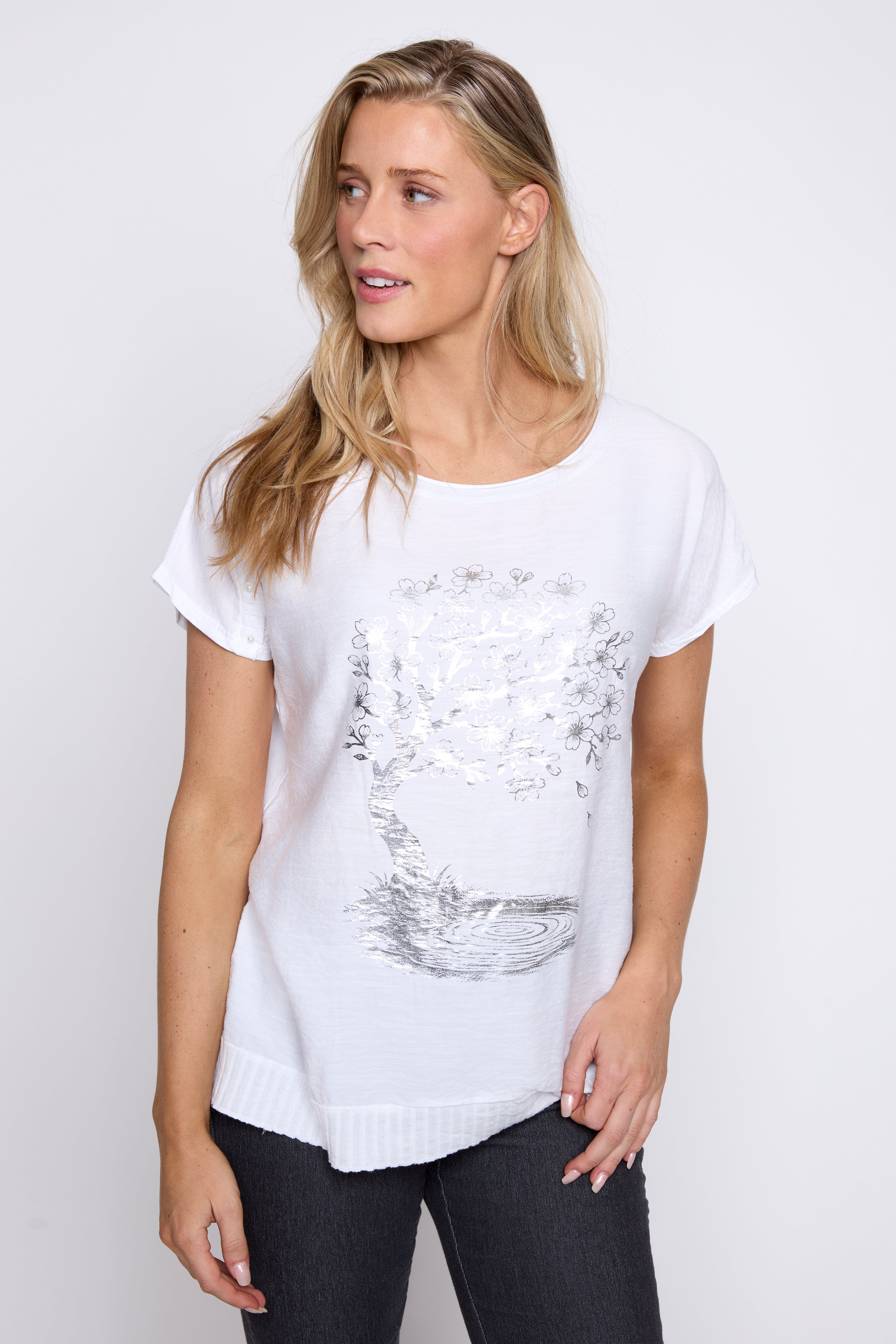 Le t-shirt à imprimé d’arbres métallisé