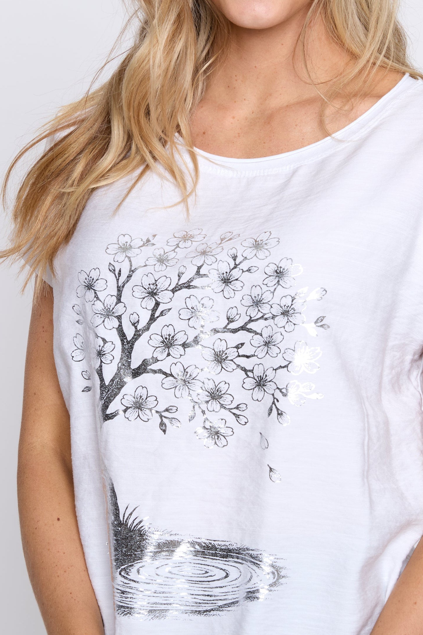 Le t-shirt à imprimé d’arbres métallisé