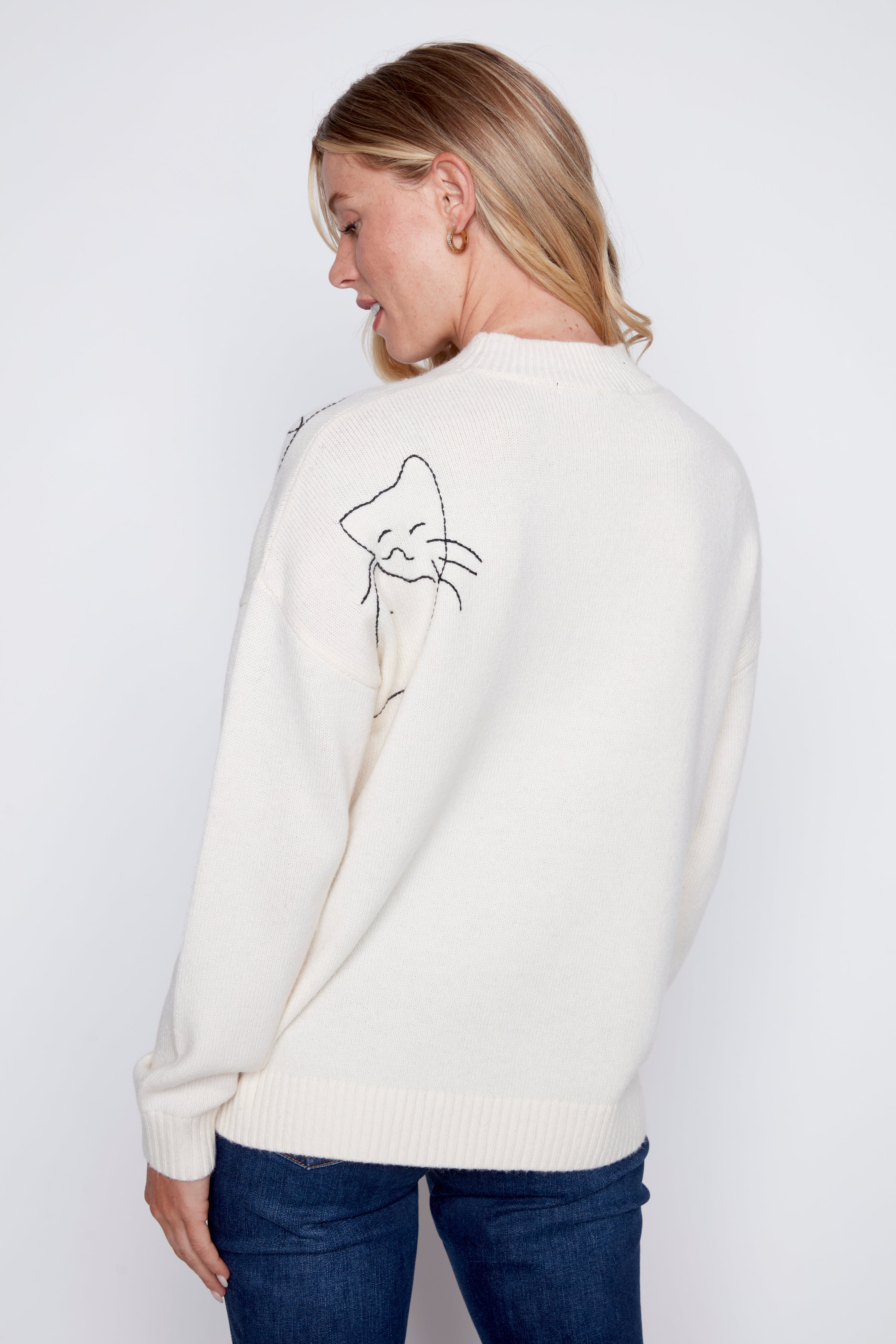 Le pull à motif chat