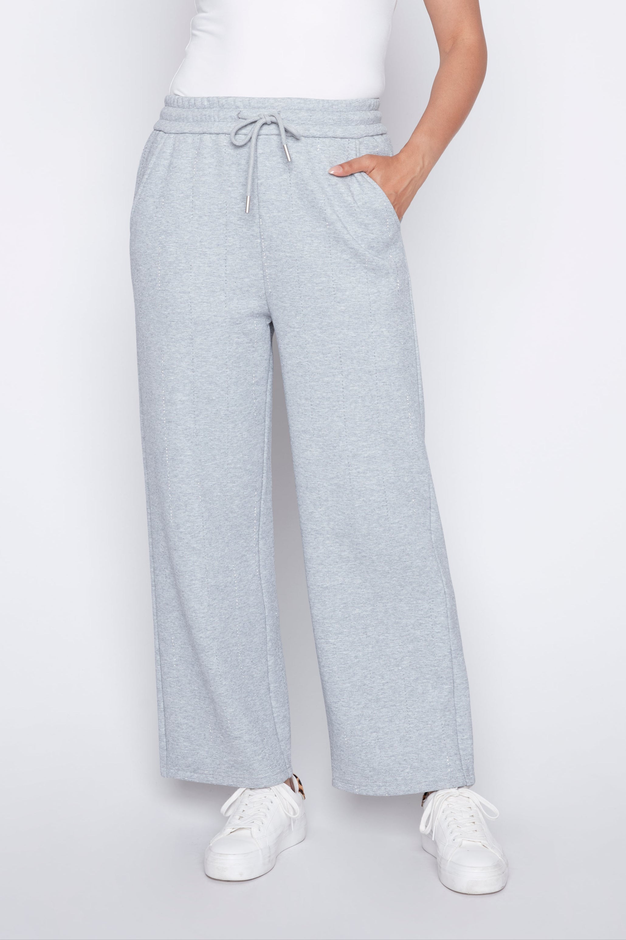 Le pantalon en eponge français avec détails en strass