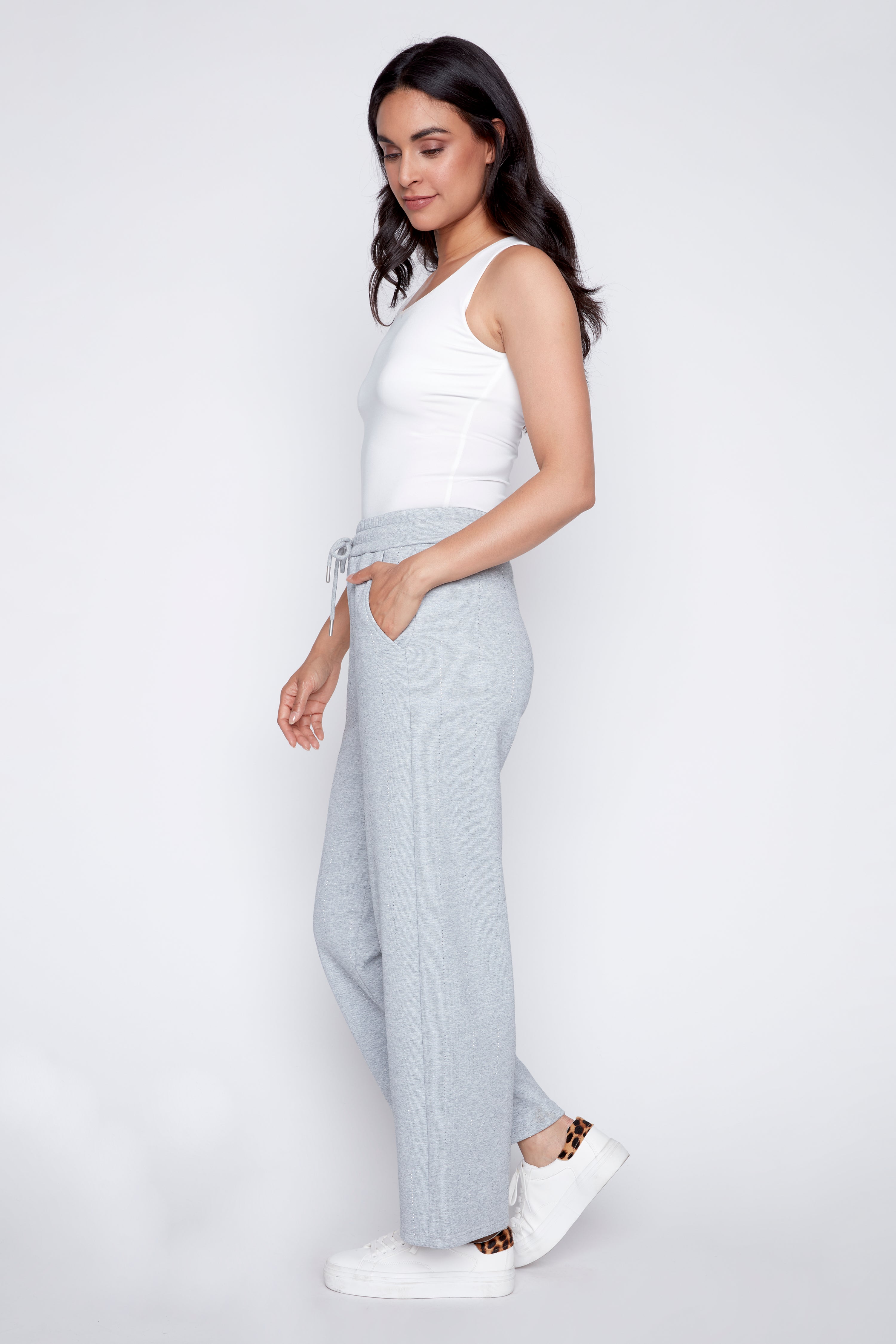 Le pantalon en eponge français avec détails en strass