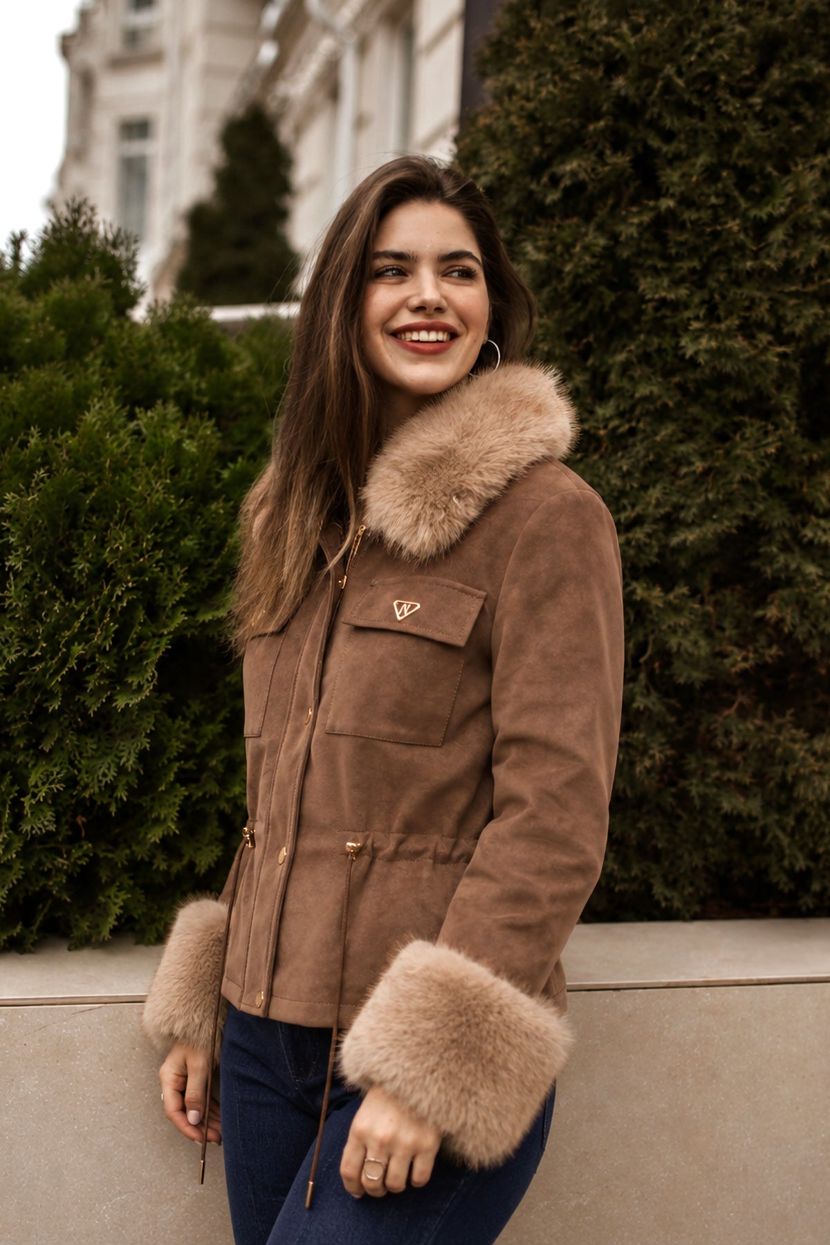 La veste à garniture en fausse fourrure