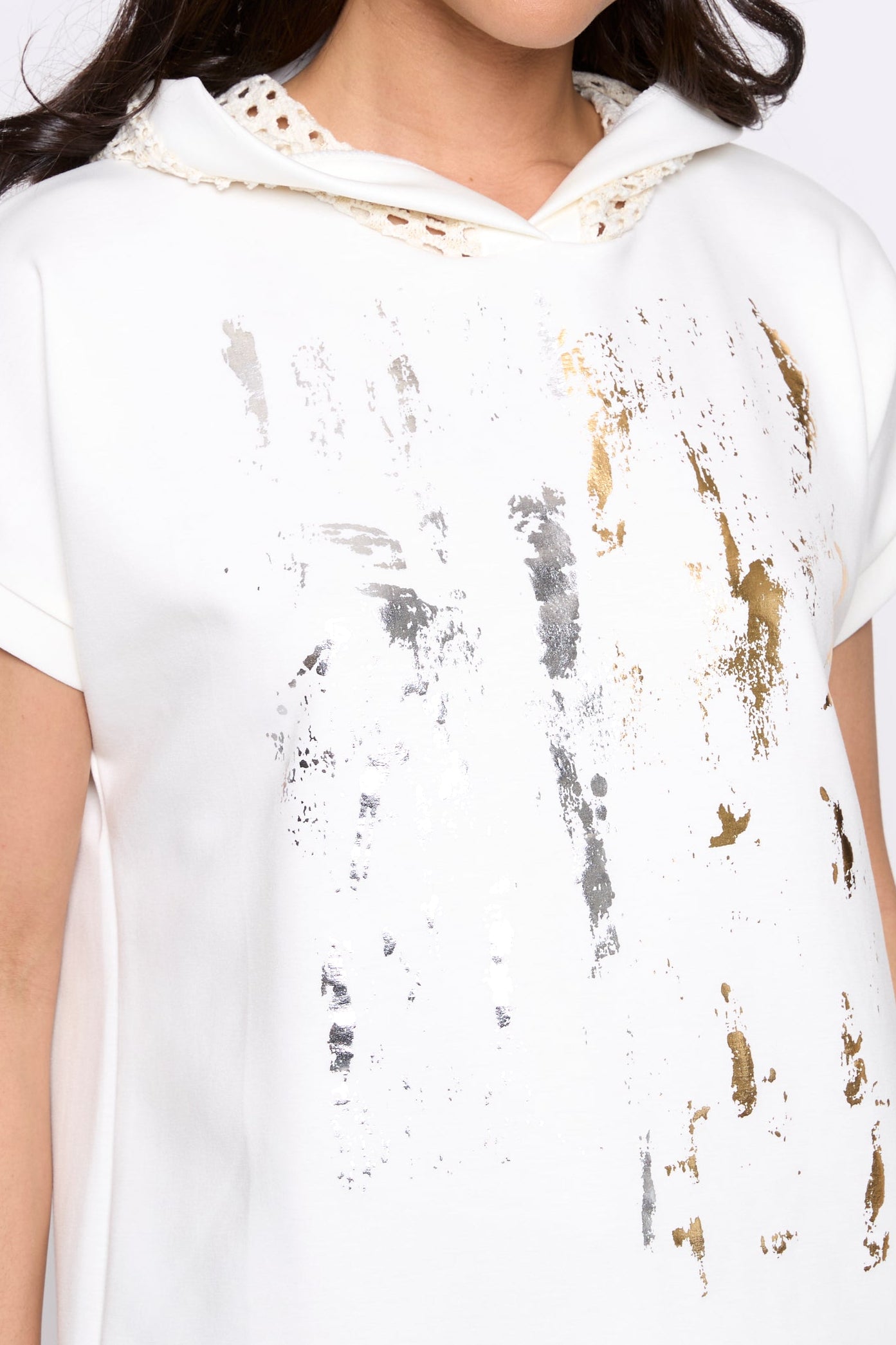 Le sweat à capuche à impression métallisée