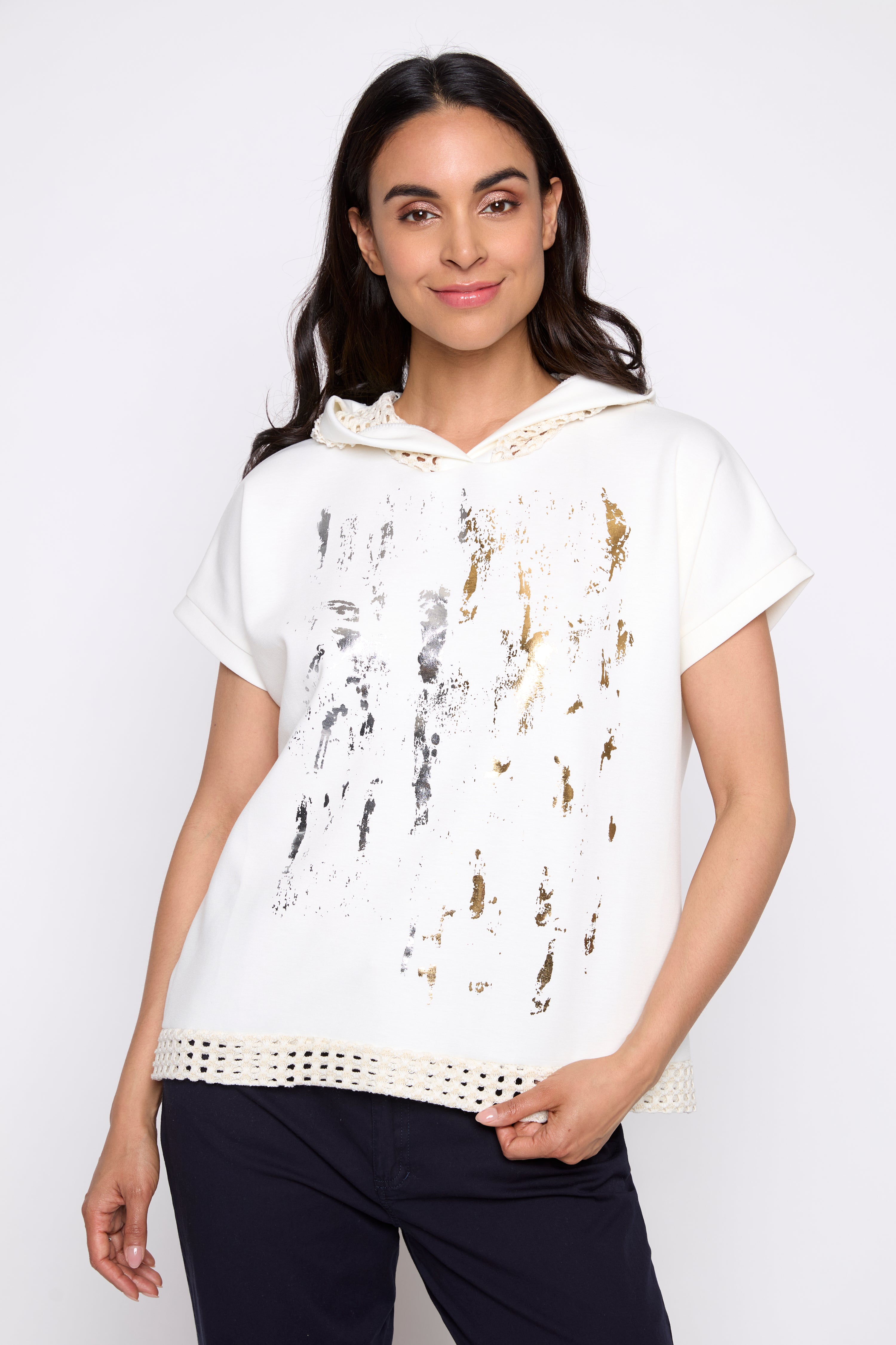 Le sweat à capuche à impression métallisée