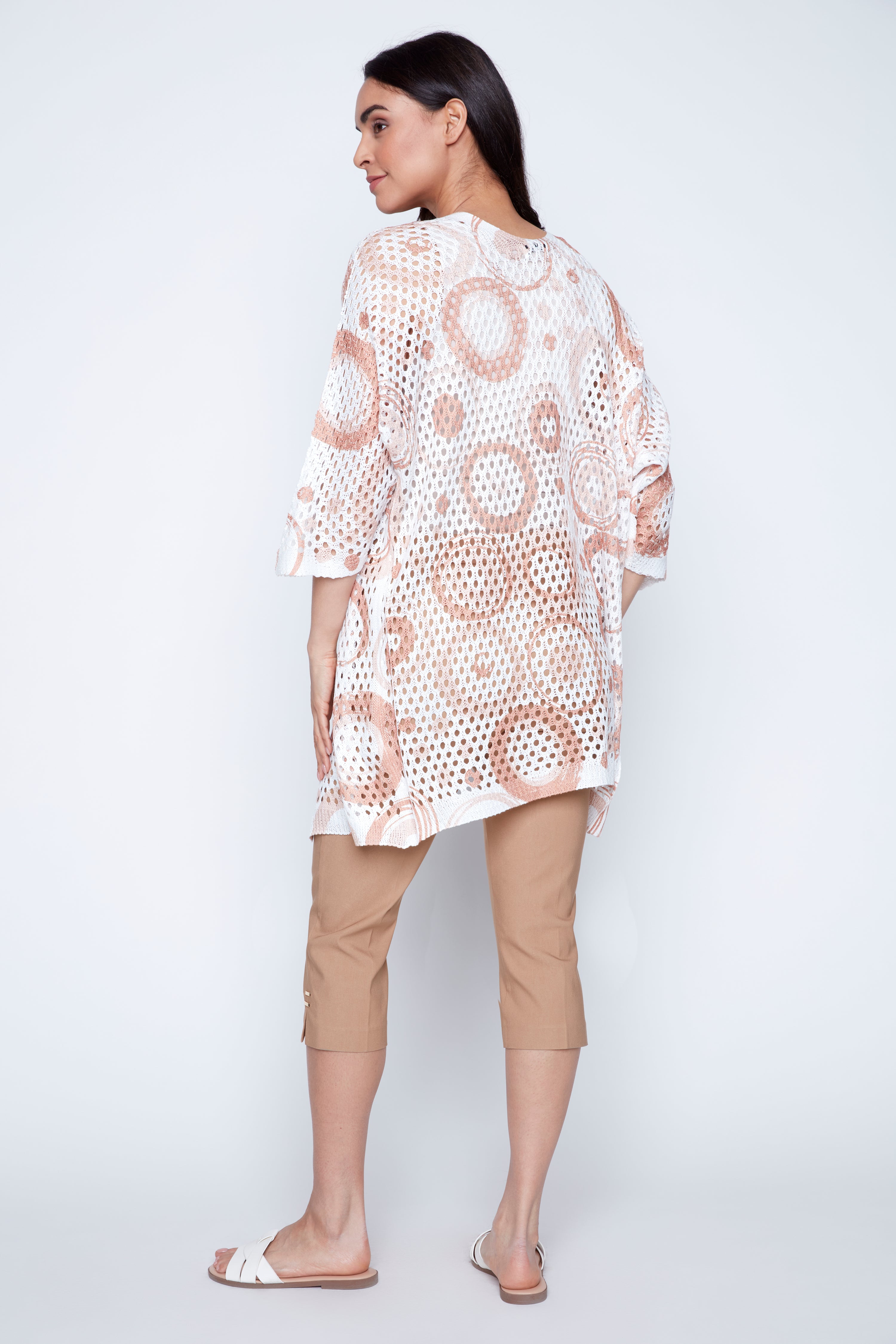 Le cardigan en crochet à imprimé circulaire