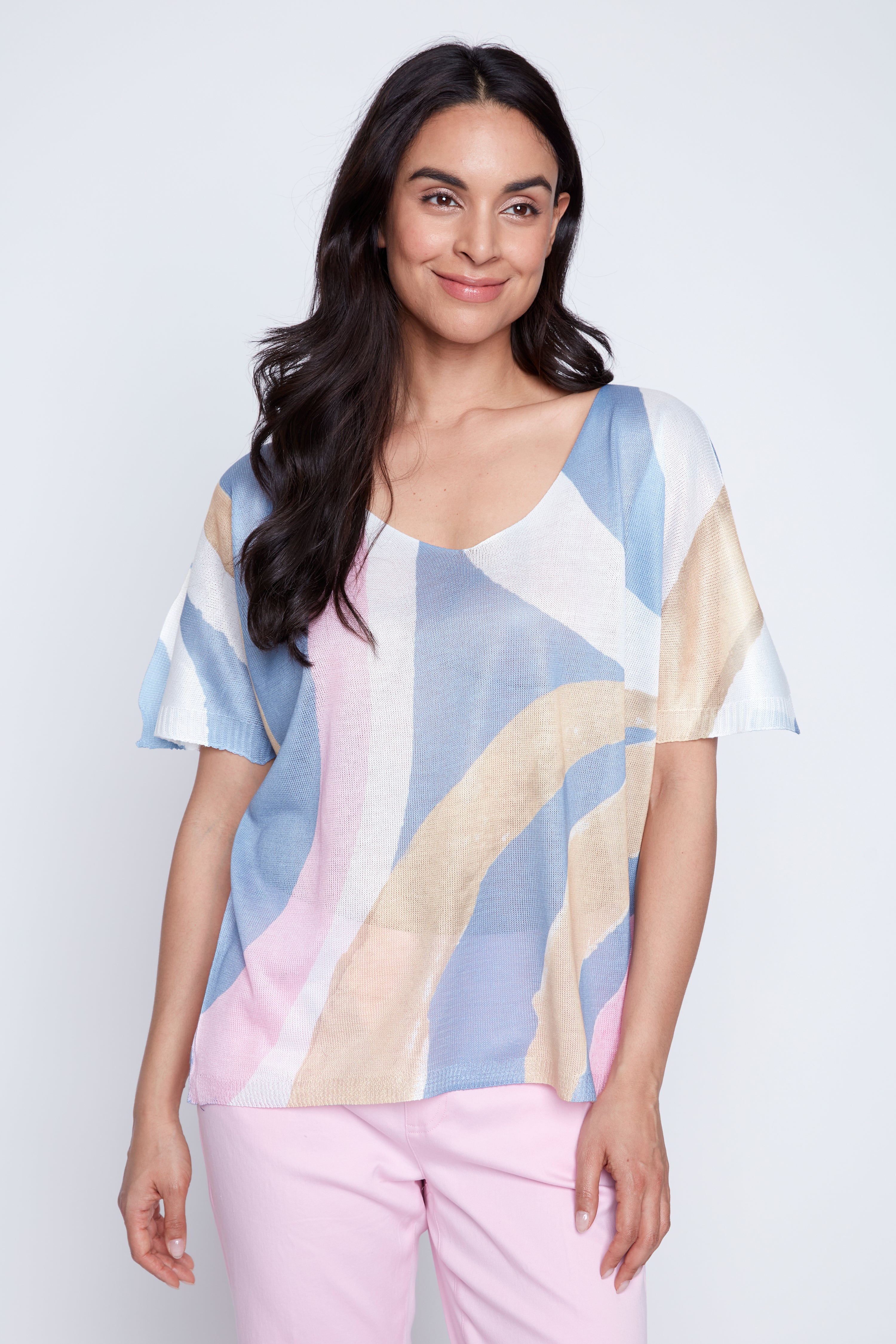 Le pull léger à imprimé abstrait