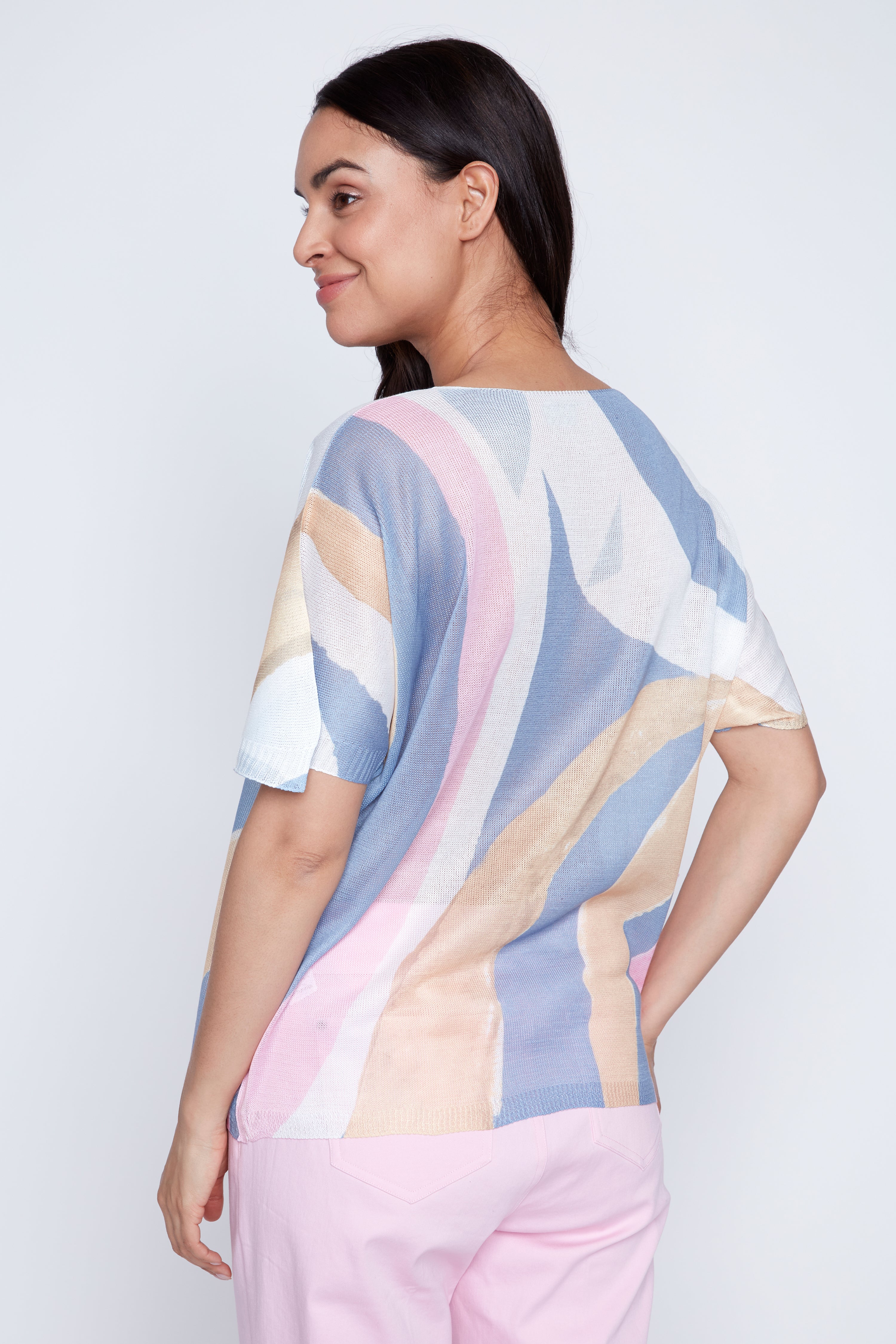 Le pull léger à imprimé abstrait