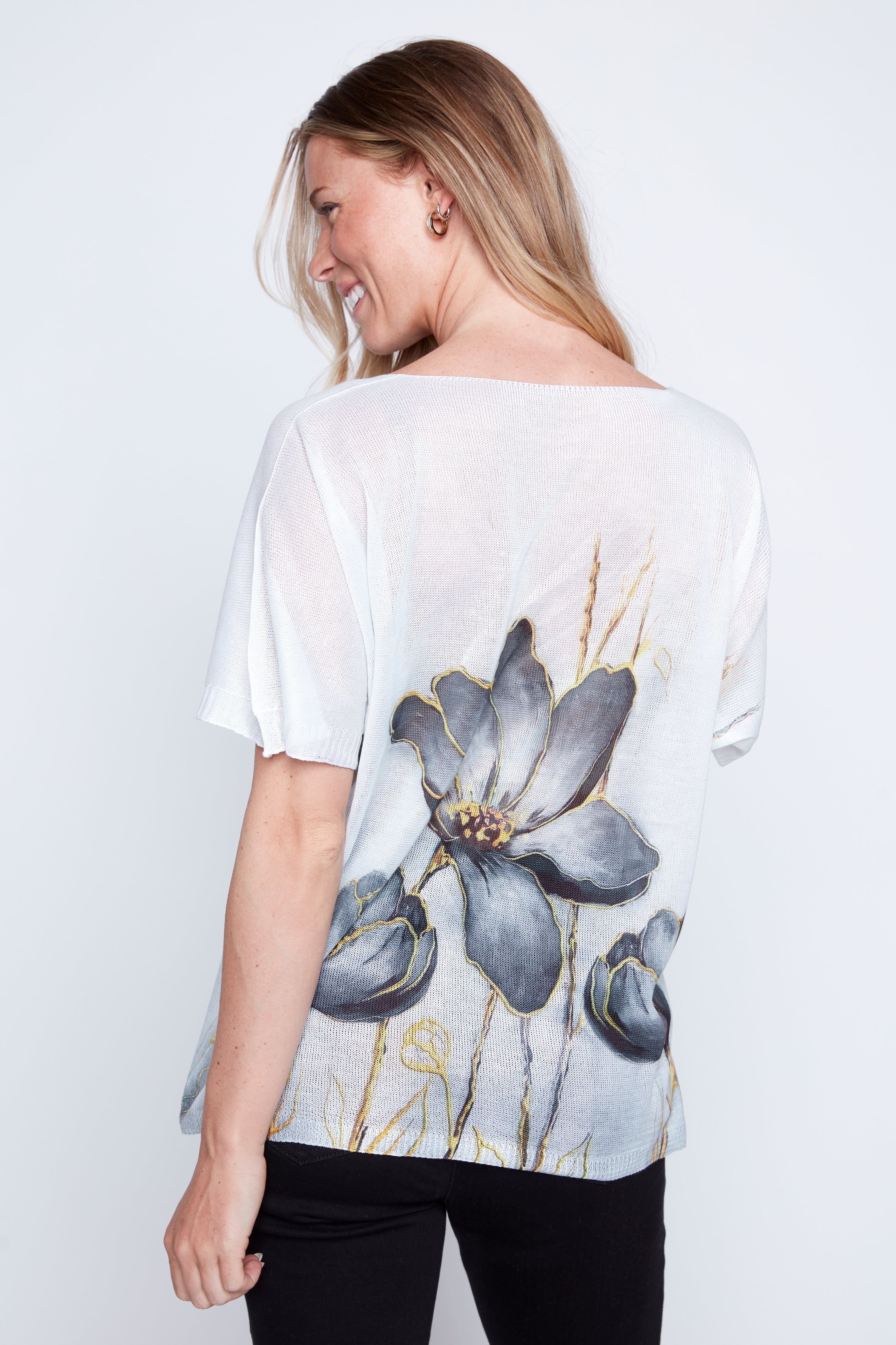 Le pull léger à gros imprimé floral